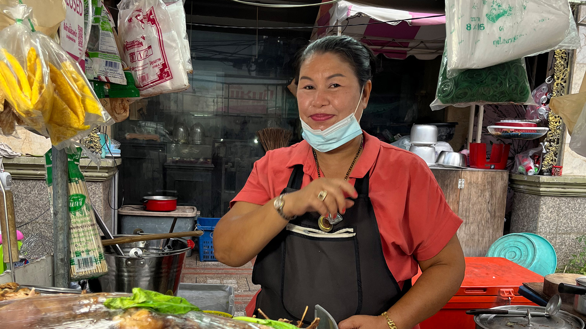 Janpen Sombat betreibt eine Straßenküche. | Jennifer Lange