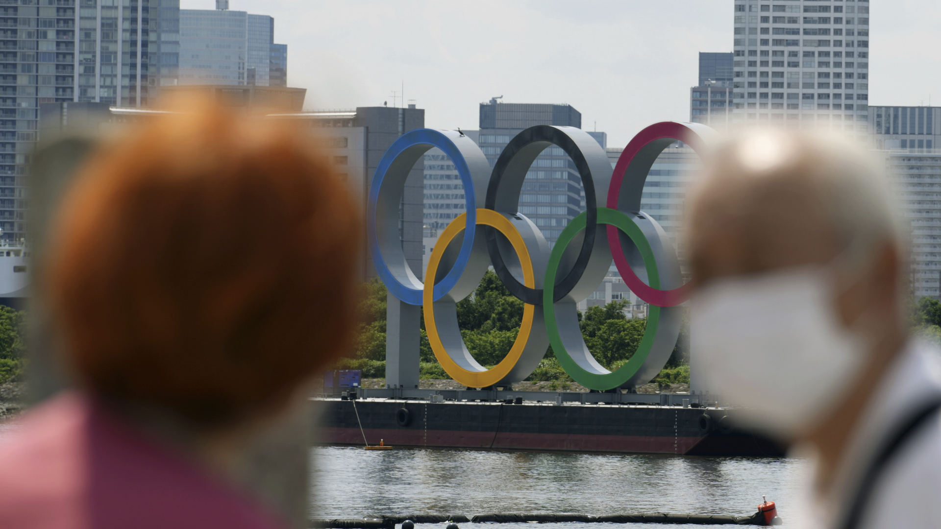 Die Olympischen Ringe sind in Tokio in der Nähe der Baustelle für den Odaiba Marine Park, dem Austragungsort für den Triathlon, installiert. | dpa