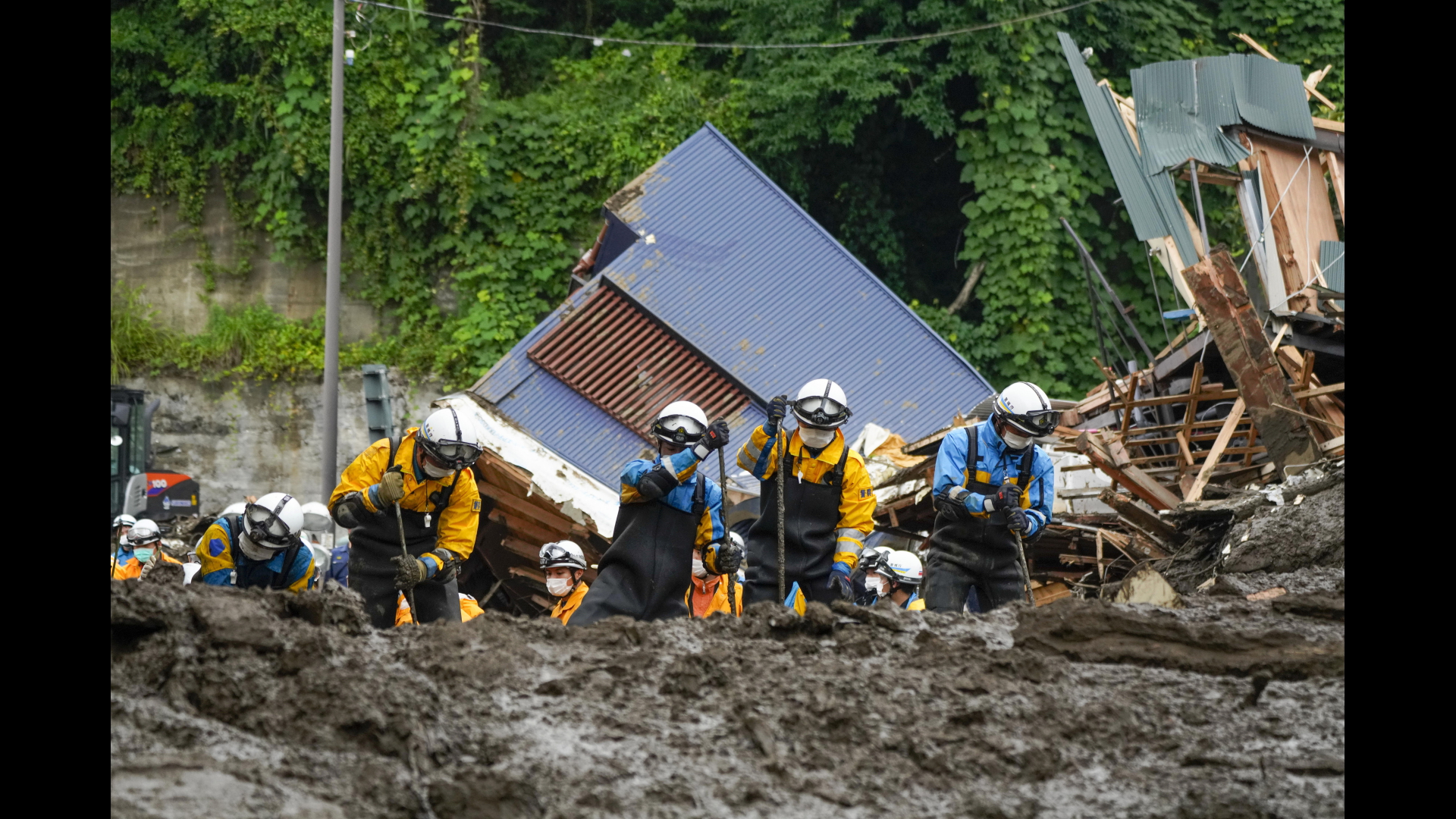 Rettungskräfte suchen nach Überlebenden in der Japanischen Stadt Atami | EPA