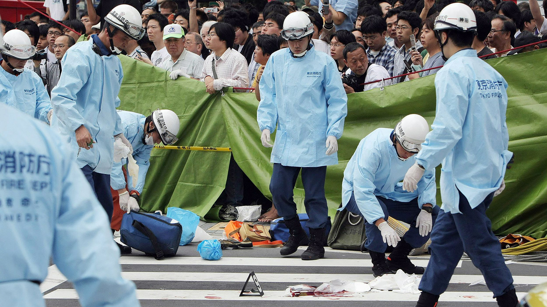 Ein Foto vom 8. Juni 2008 zeigt Rettungskräfte am Ort , an dem ein Mann in Tokios Akihabara eine Messerstecherei begangen hat. | AFP