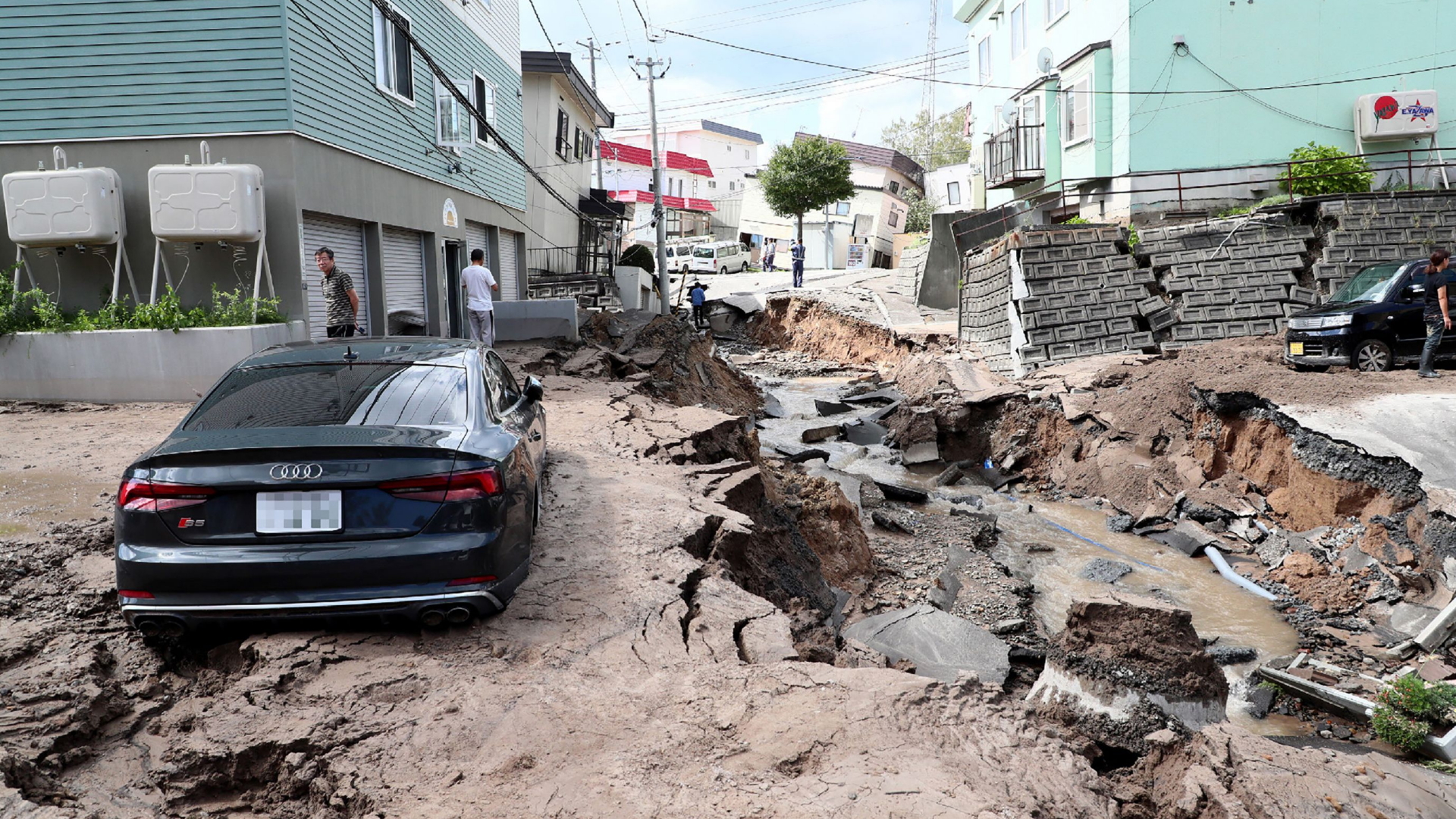 Nach einem Erdbeben in Sapporo auf der japanischen Insel Hokkaido, haben sich im Boden große Risse gebildet. | AFP