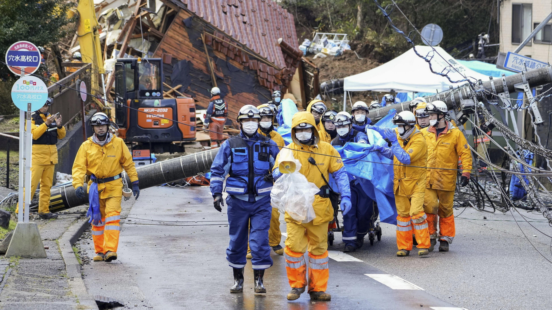 Rettungskräfte suchen nach Überlebenden in Anamizu, in der region Ishikawa