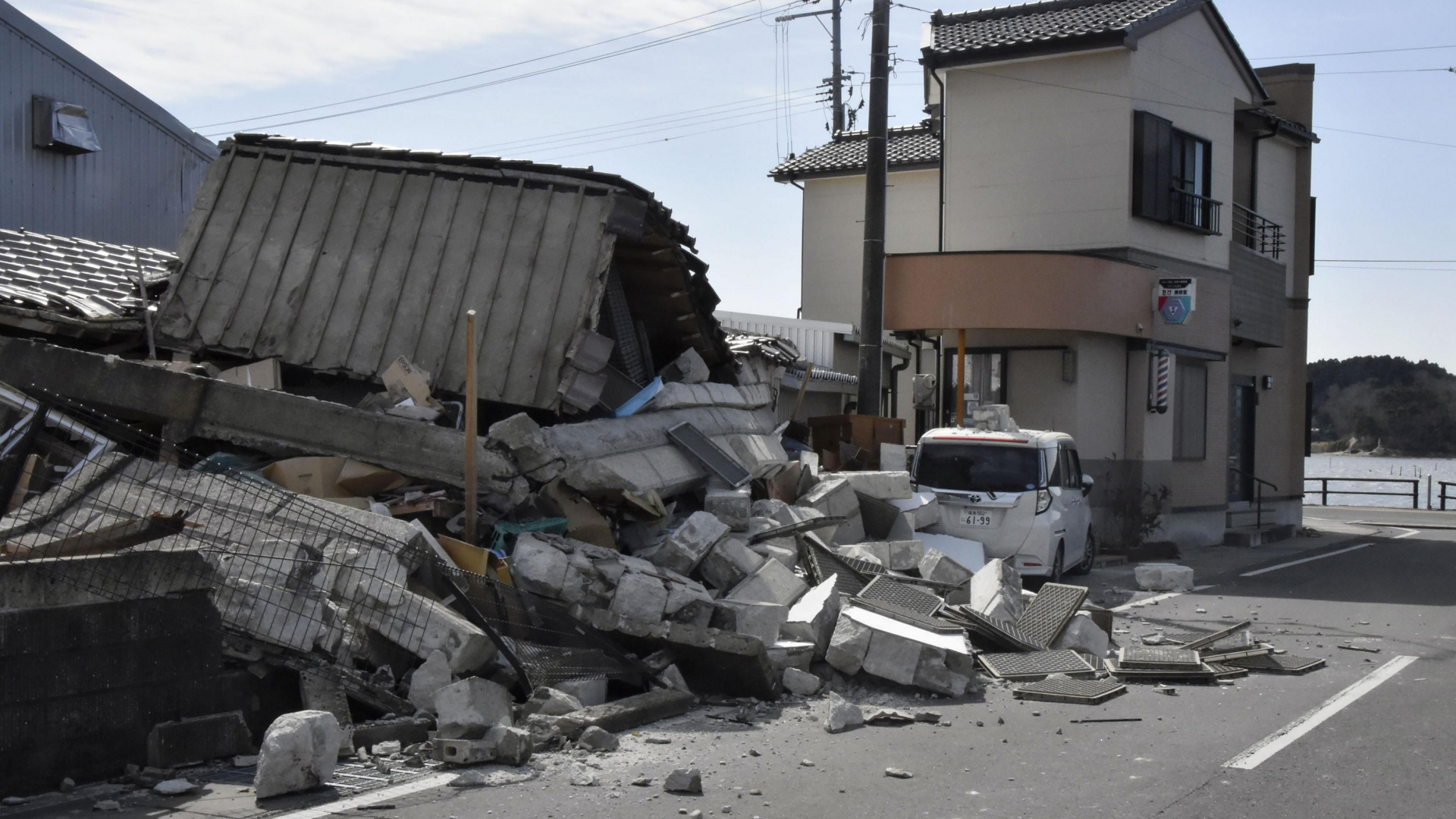 Ein eingestürztes Gebäude in der japanischen Region Fukushima, die Mitte März 2022 von einem Erdbeben getroffen wurde. | AP