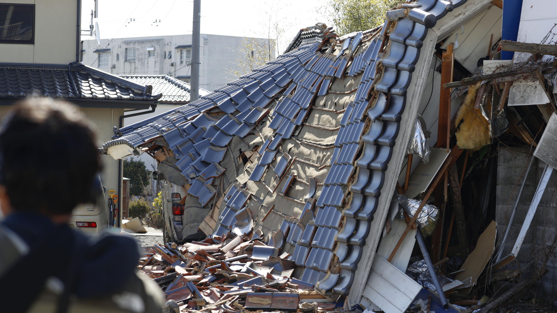 Ein beschädigtes Haus nach einem Erdbeben in der japanischen Region Fukushima. | dpa