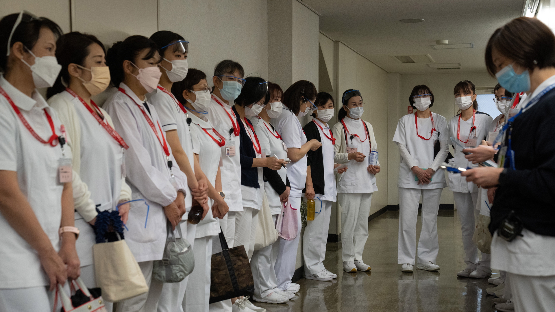 Krankenschwestern reihen sich in einem großen Impfzentrum in Tokio auf | EPA