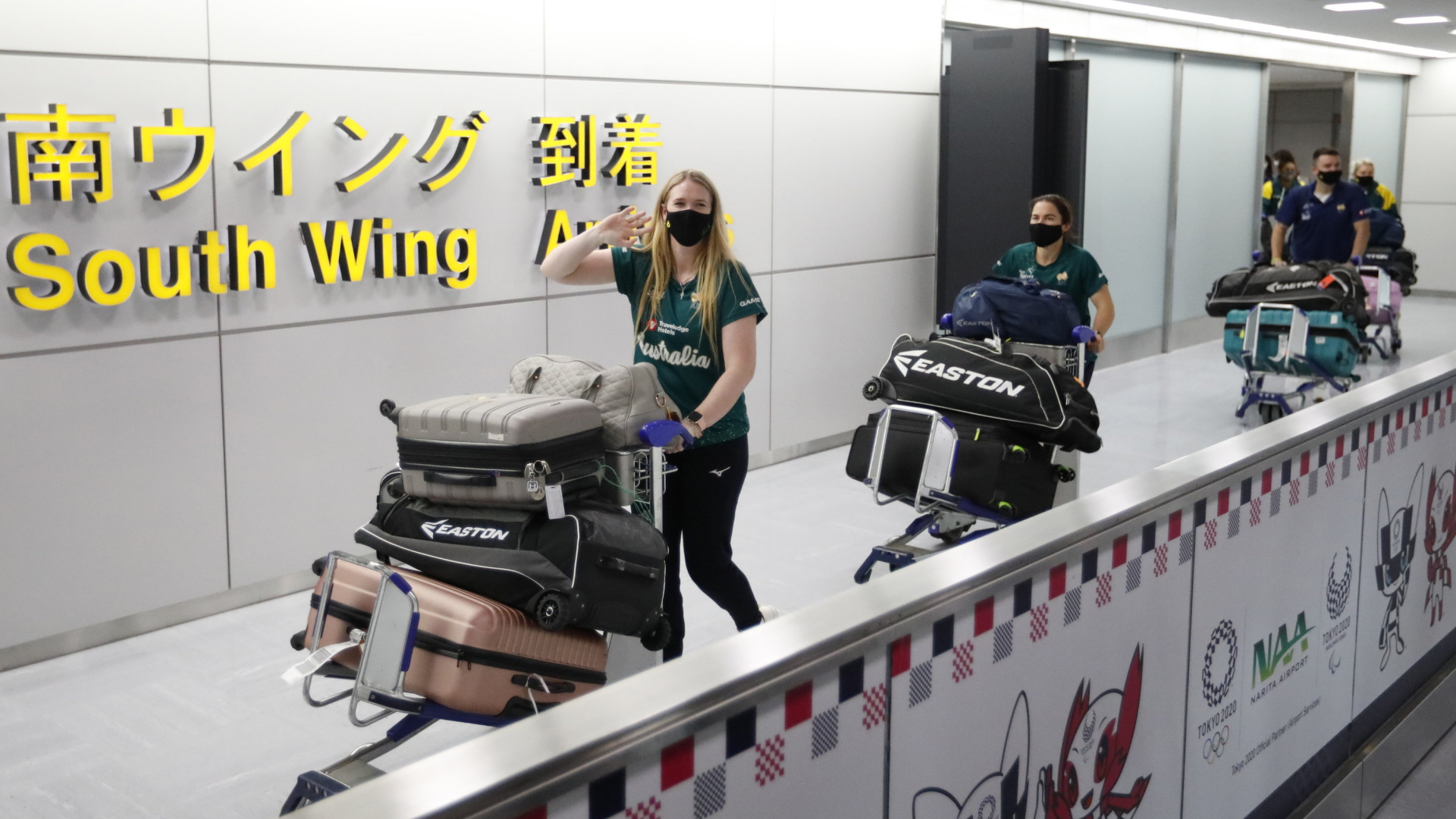 Mitglieder der australischen Softball-Mannschaft für die Olympischen Spiele kommen auf dem Flughafen Narita (Japan) an. | AP