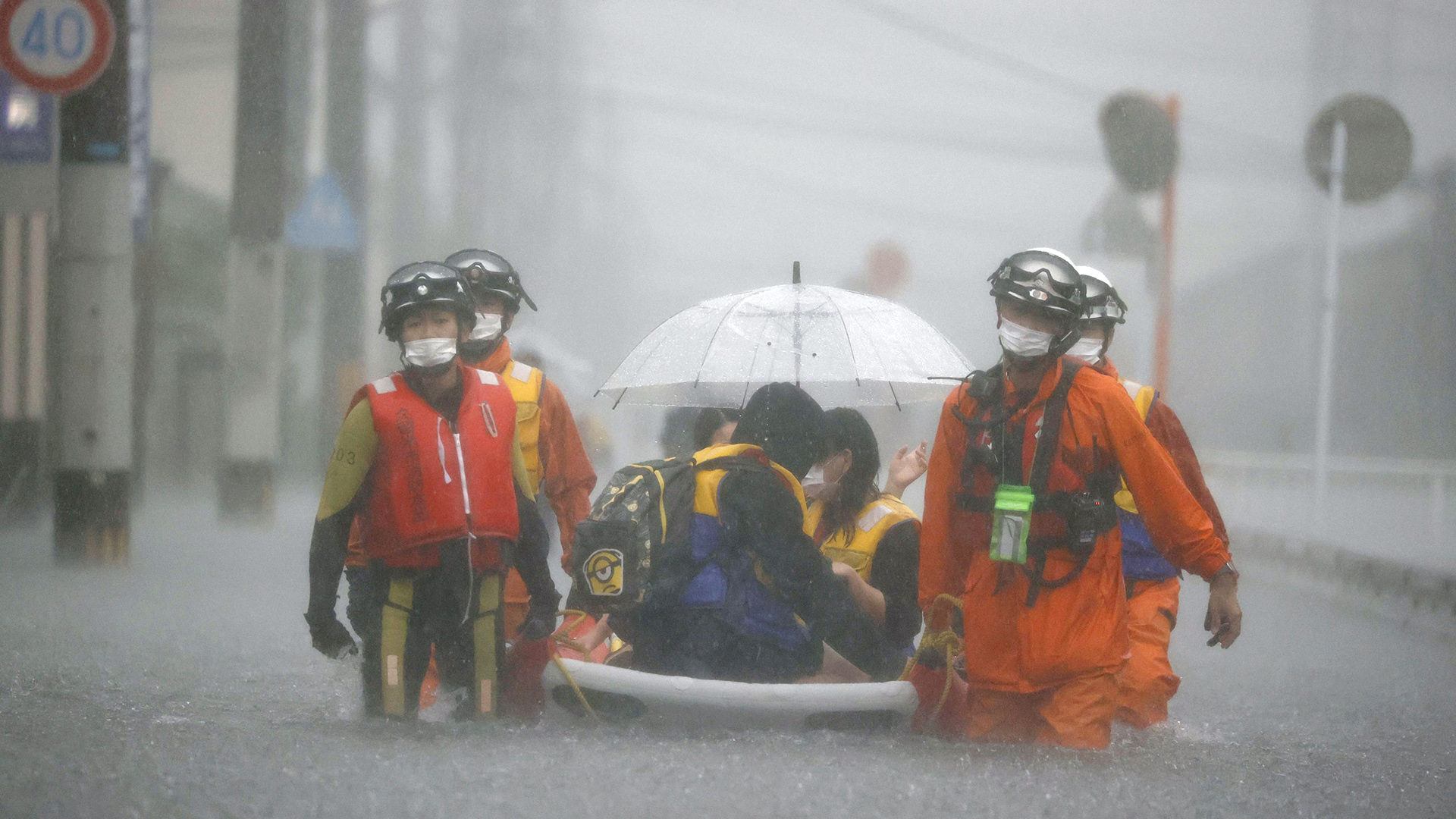  Einsatzkräfte evakuieren Bewohner in der Stadt Kurume in der Präfektur Fukuoka im Südwesten Japans. | dpa