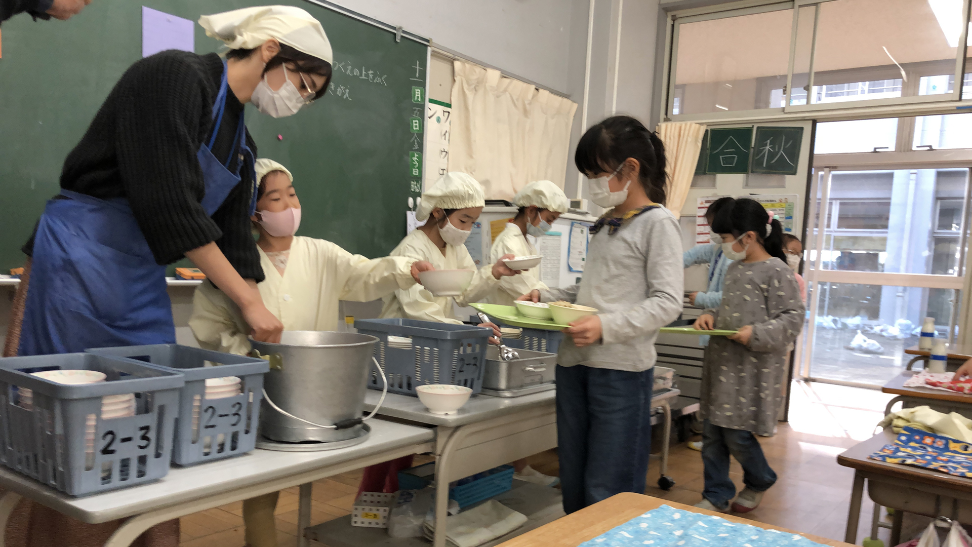 Kinder in einer japanischen Schulkantine beim Küchendienst