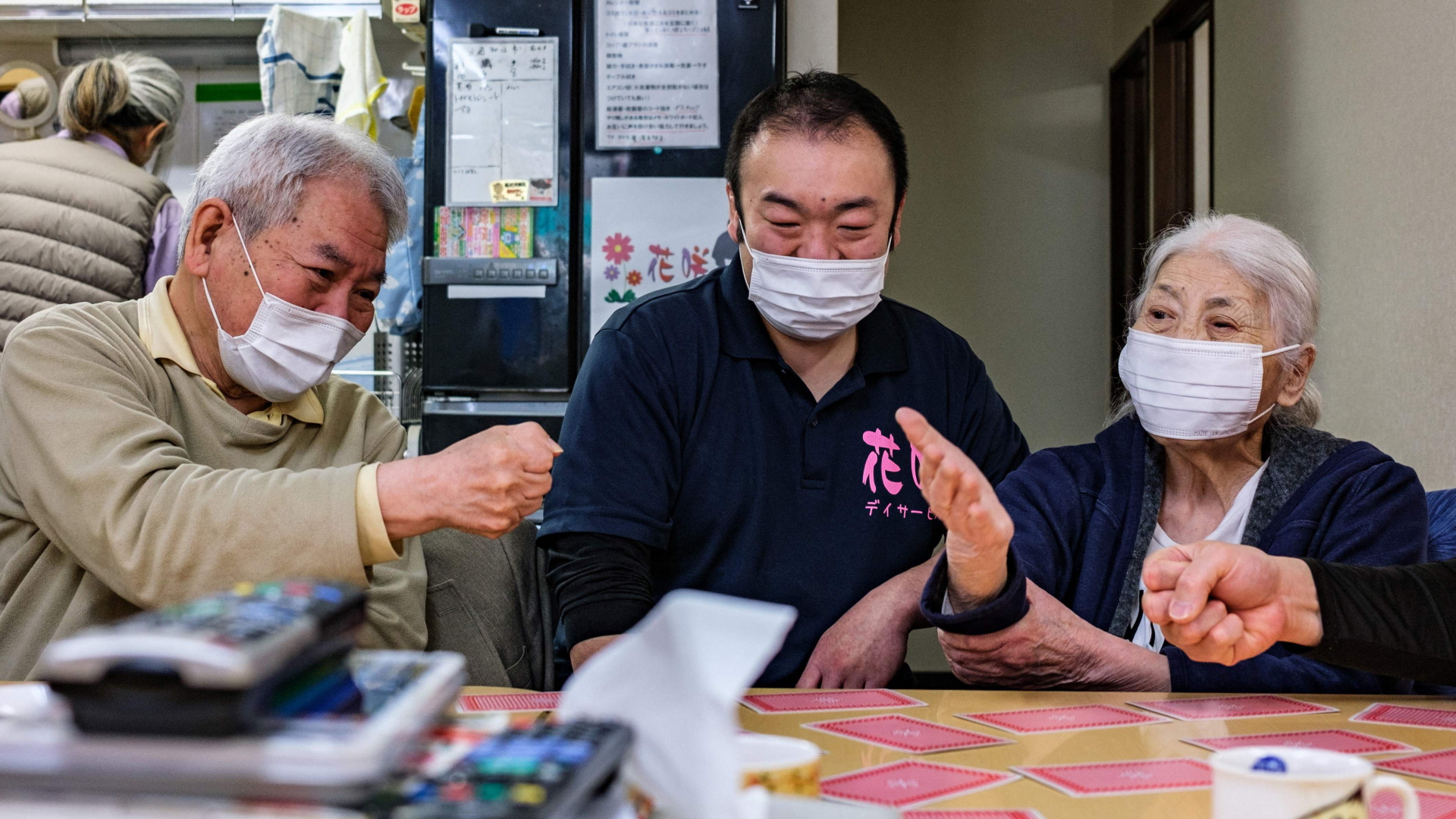 Gute Laune: Der frühere Sumuringer Shuji Nakaita mit Senioren in einem Altersheim in Tokio. | AFP