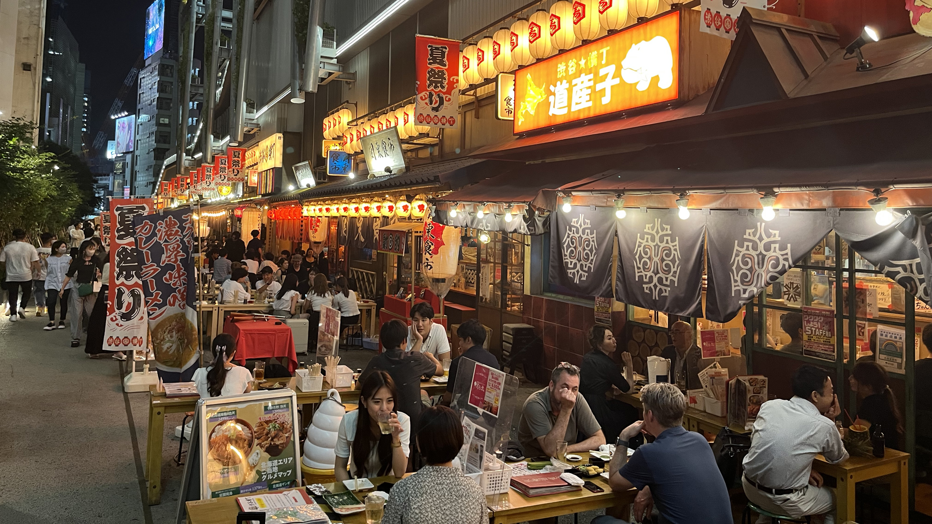 Gut besuchte Bars im Tokioter Ausgehviertel Shibuya | Katharina von Tschurtschenthaler