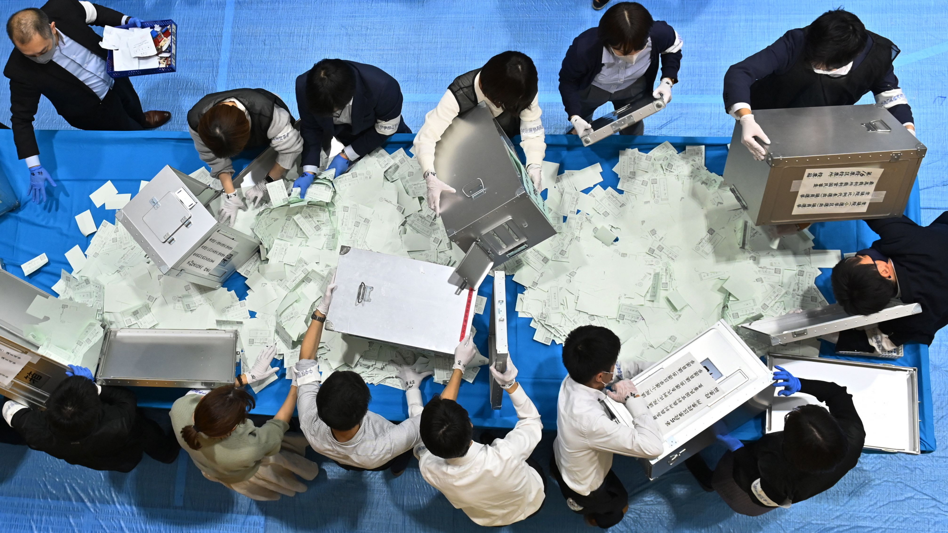 Stimmauszählung nach der Parlamentswahl in Tokio, Japan. | AFP