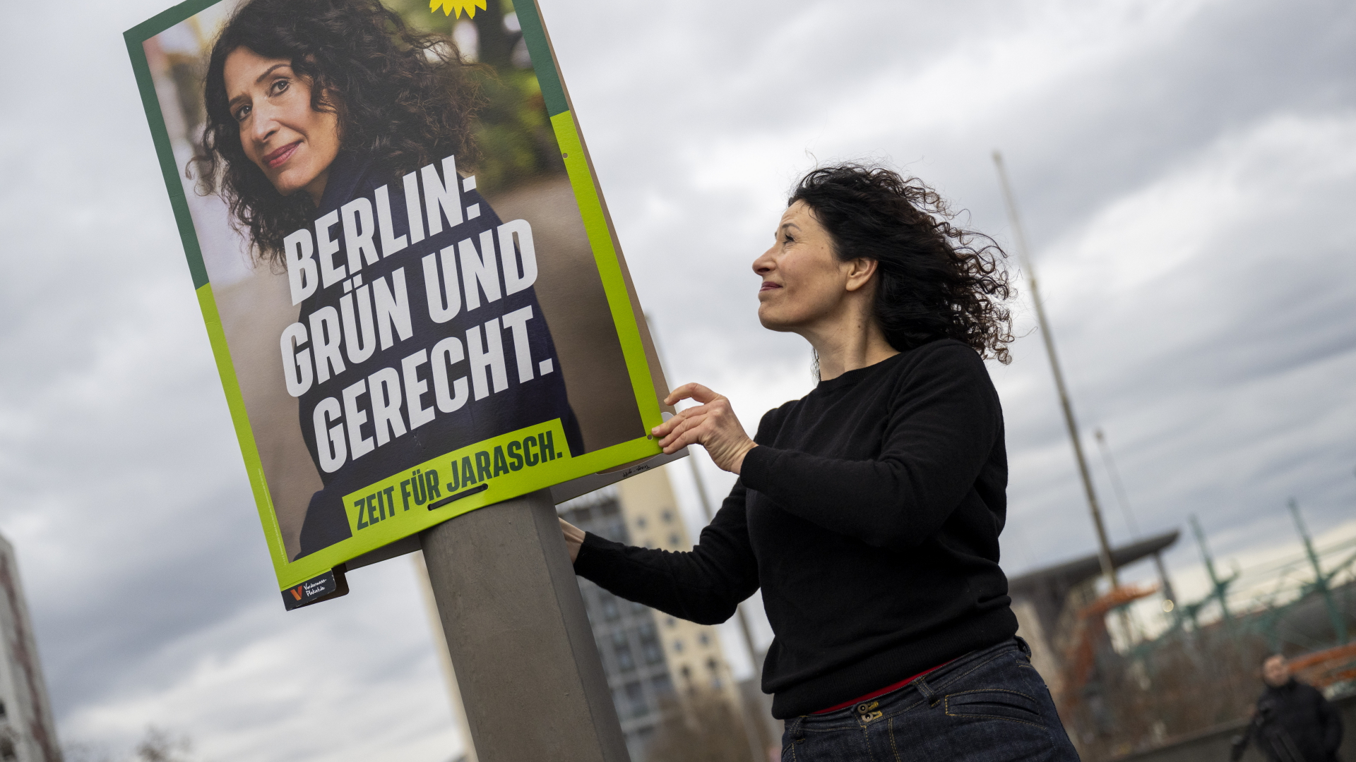 Bettina Jarasch, Spitzenkandidatin von Bündnis 90/Die Grünen für die Wiederholung der Wahl zum Berliner Abgeordnetenhaus, hängt ein Wahlplakat für die Wahlkampagne zur Berlin-Wahl auf.  | dpa