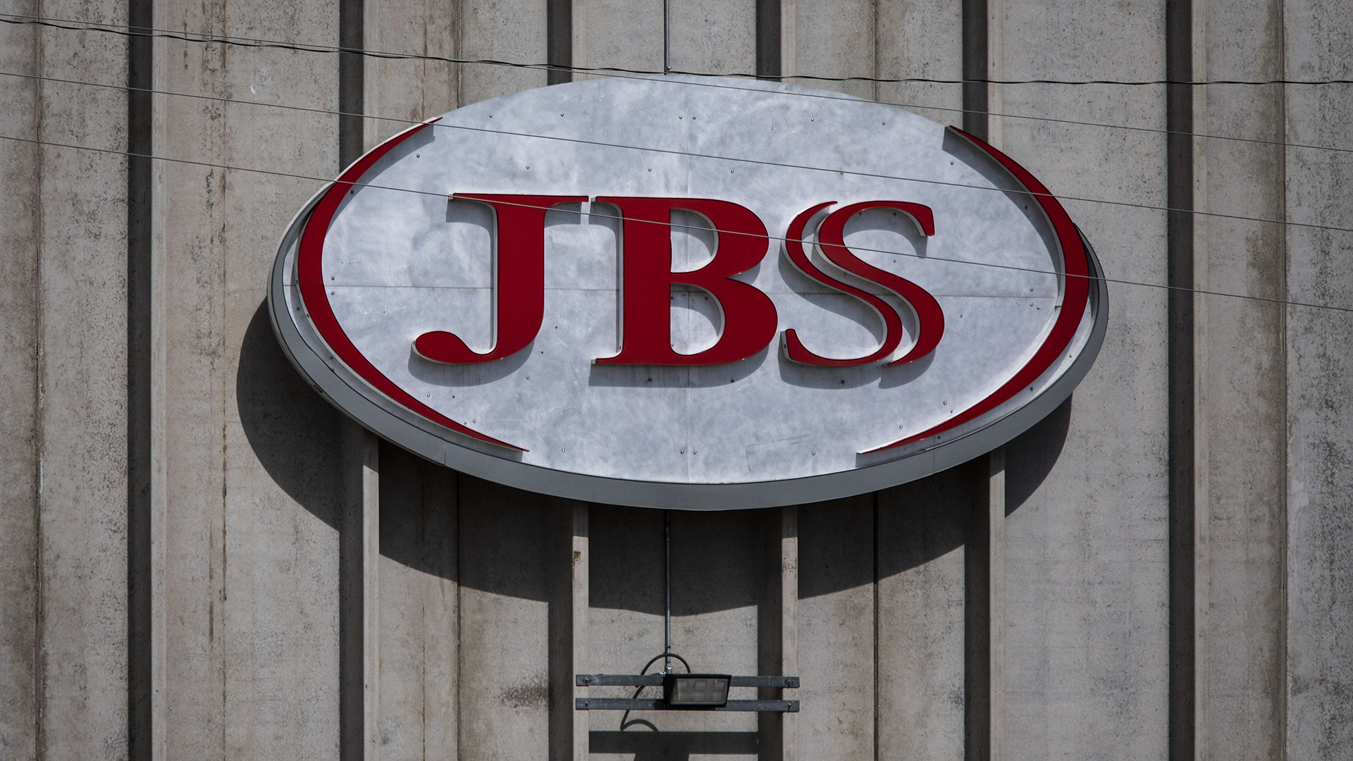Das Logo von JBS hängt an der Wand einer Werkshalle in Greeley (Colorado, USA). | AFP