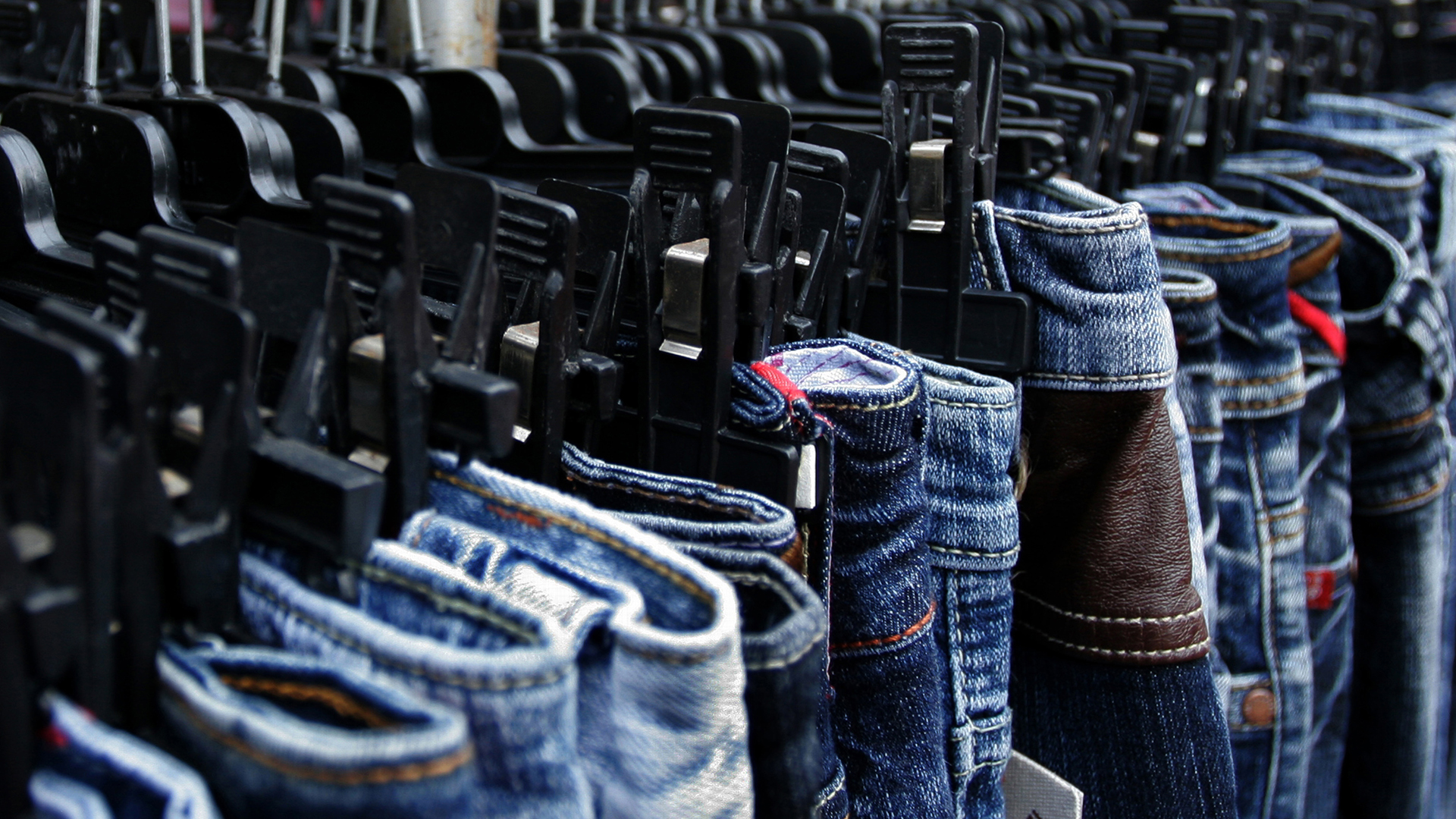 Jeans auf einer Kleiderstange | picture-alliance / OKAPIA KG, Ge