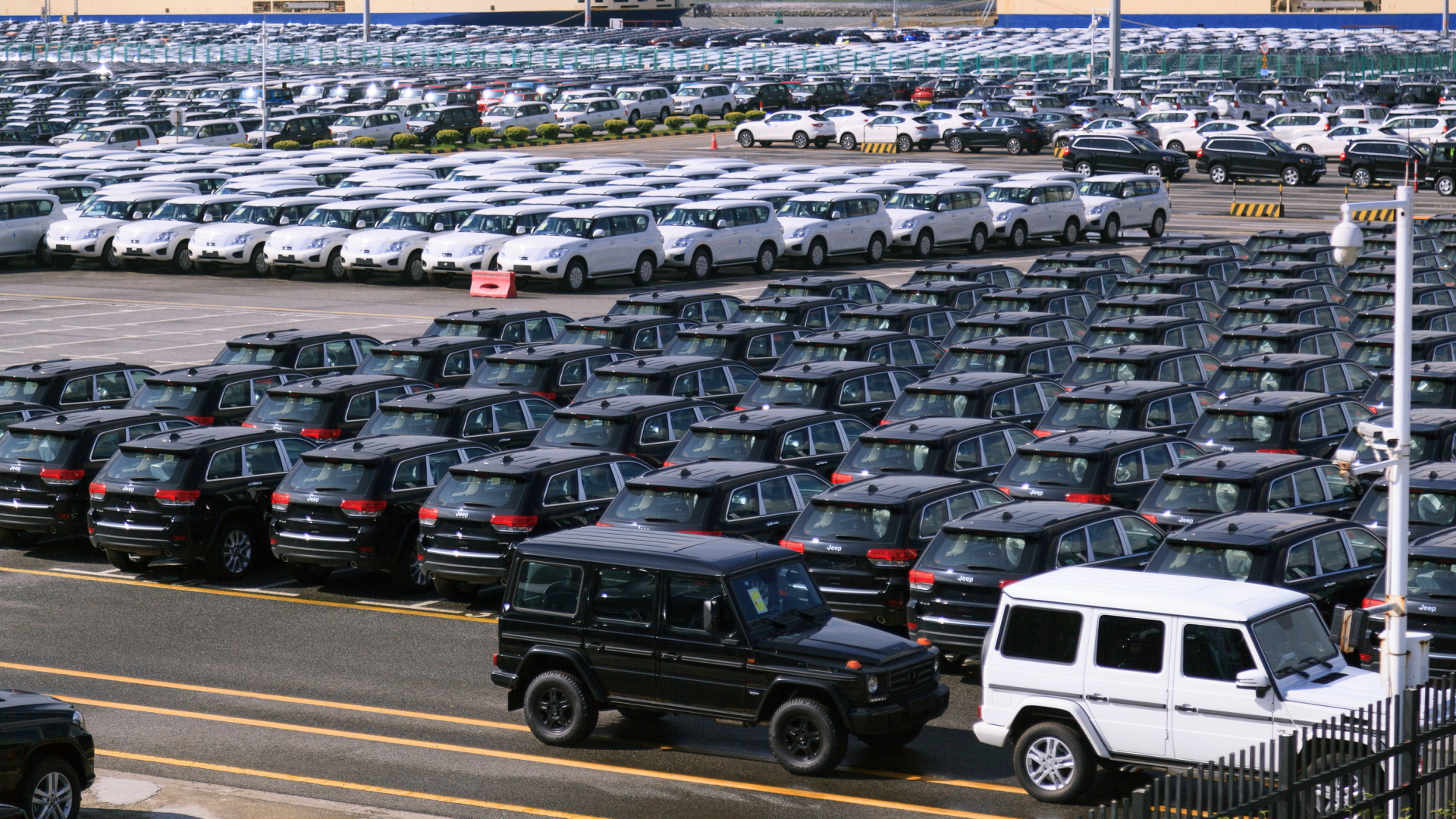 US-Importautos vom Typ Chrysler Jeep stehen auf einem Parkplatz in Guangzhou | Bildquelle: dpa