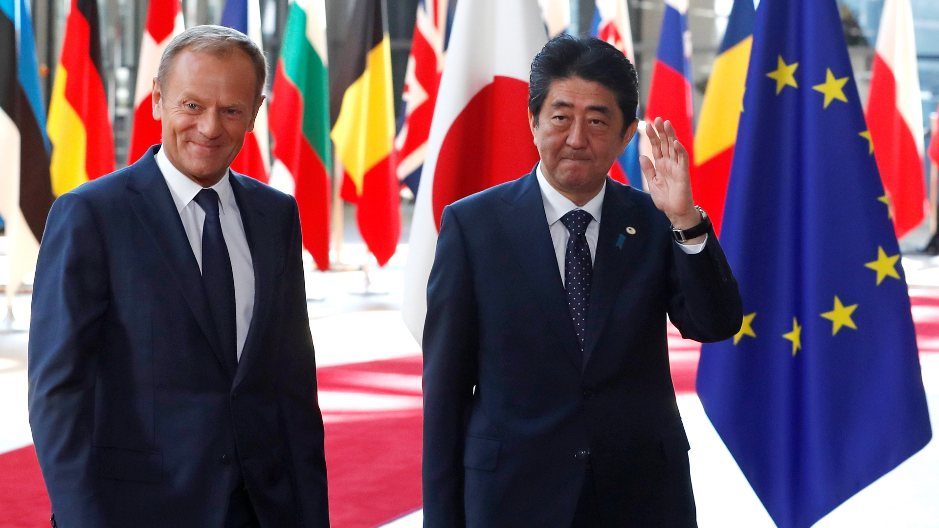 Donald Tusk und Shinzo Abe in Brüssel | REUTERS