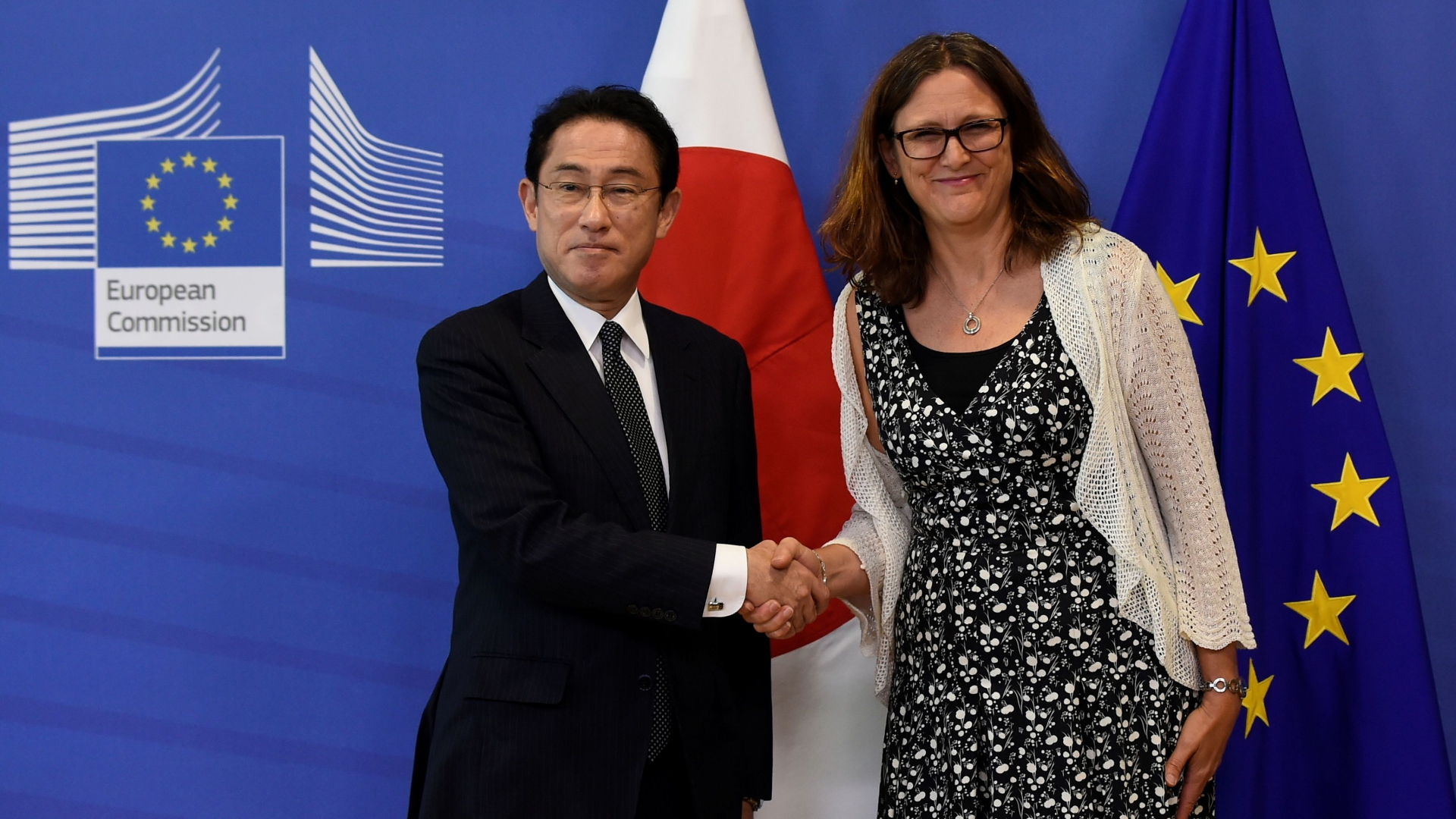 EU-Handelskommissarin Cecilia Malmström neben Japans Außenminister Fumio Kishida