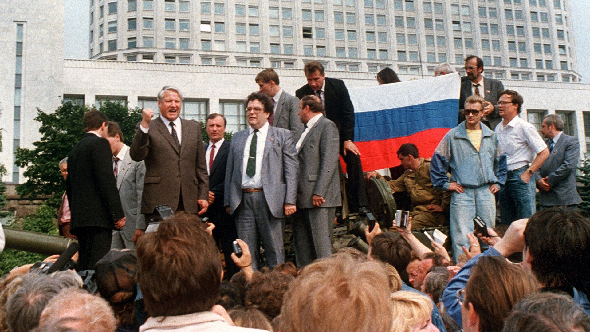 Der russische Präsident Boris Jelzin (2.v.l) fordert auf einem Panzer stehend vor dem russischen Regierungsgebäude in Moskau die Bevölkerung mit geballter Faust zum Generalstreik auf (Archivbild: 19.08.1991). | picture-alliance/ dpa