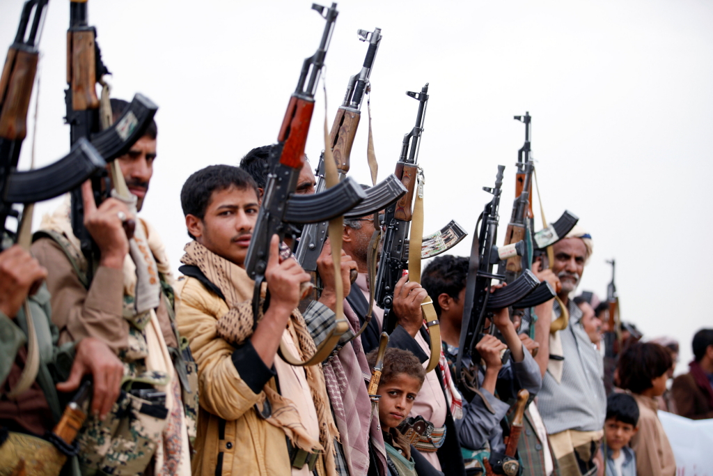Männer, die die Huthi-Miliz unterstützen, mit Gewehren