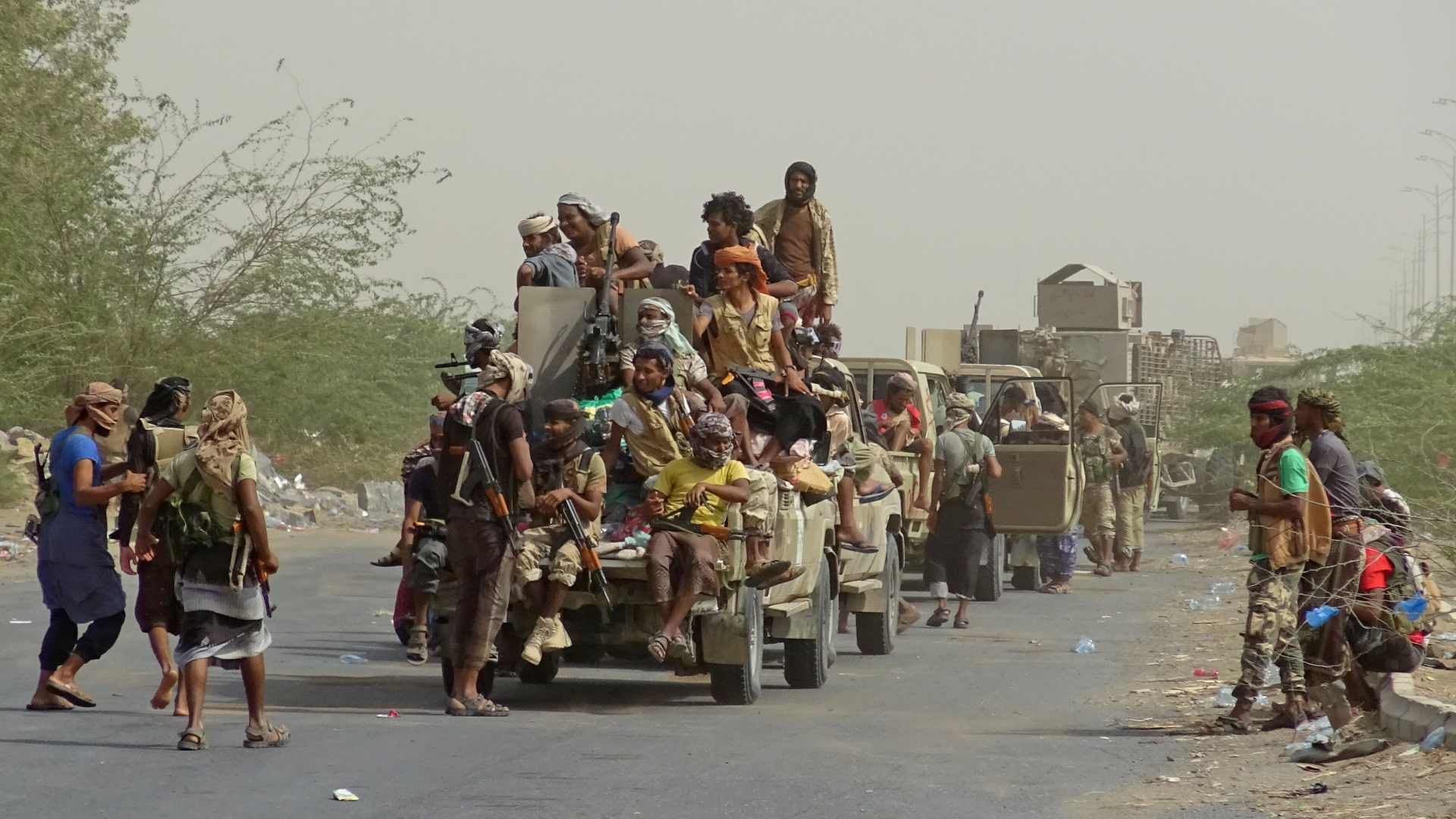 Jemenitische Regierungstruppen sitzen auf einem Wagen. | Bildquelle: AFP