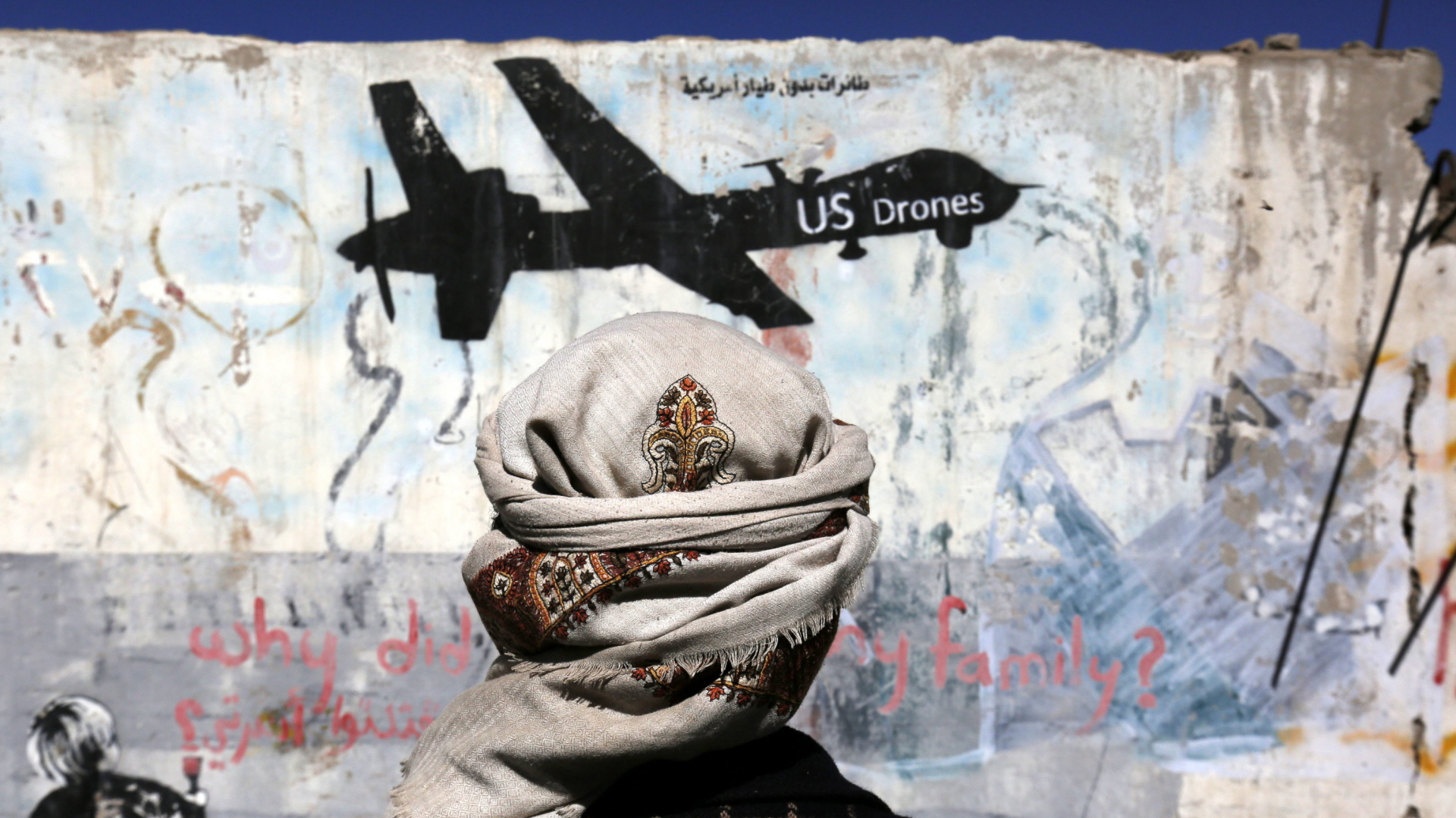 Ein Jemenit steht in Sanaa vor einem Graffiti, mit dem gegen US-Drohnenoperationen protestiert wird. | dpa