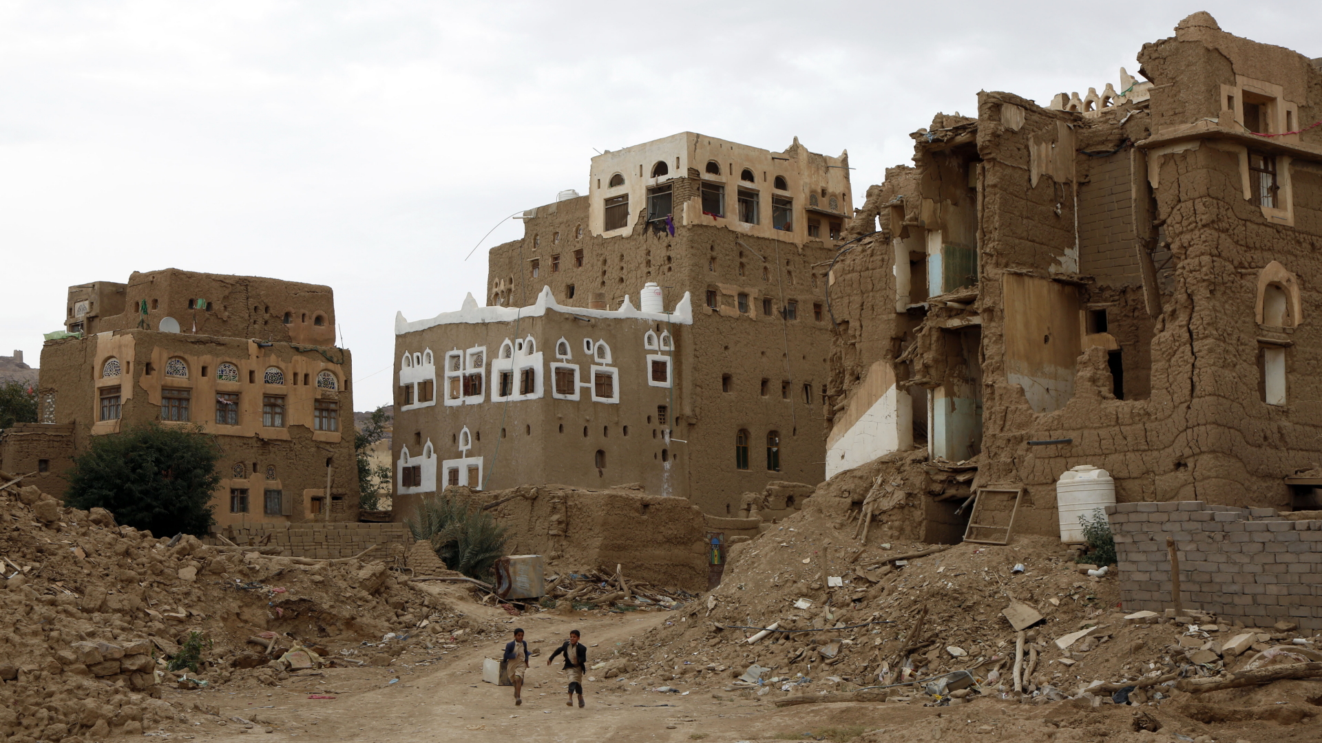 Jemen: Kinder gehen an Häusern vorbei, die während des anhaltenden Krieges in der Provinz Saada durch Luftangriffe zerstört wurden. | dpa