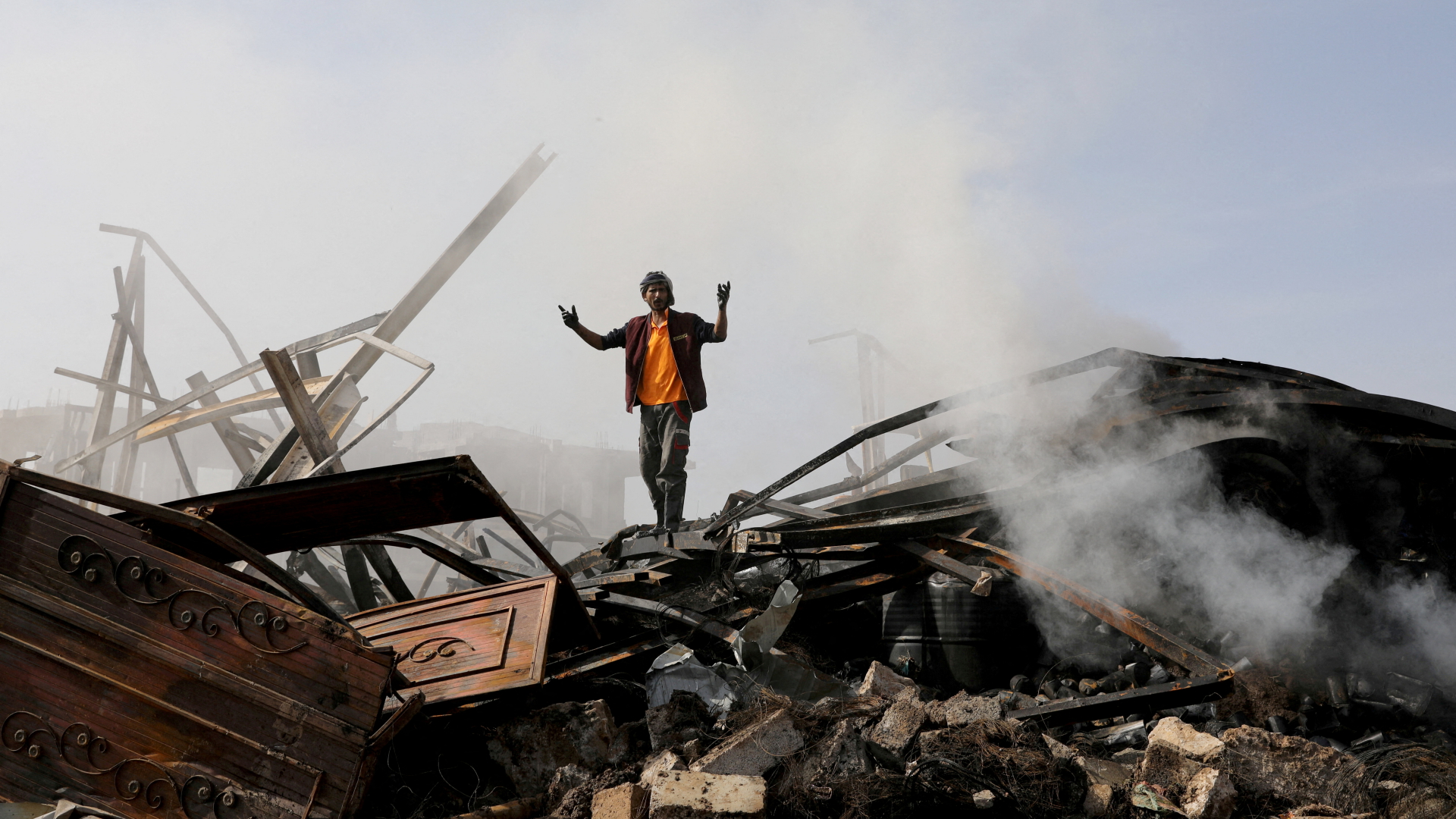Ein Mann steht in den Trümmern eines Geschäfts für Autoreifen in der jemenitischen Hauptstadt Sanaa, das bei einem Luftangriff zerstört wurde.  | REUTERS