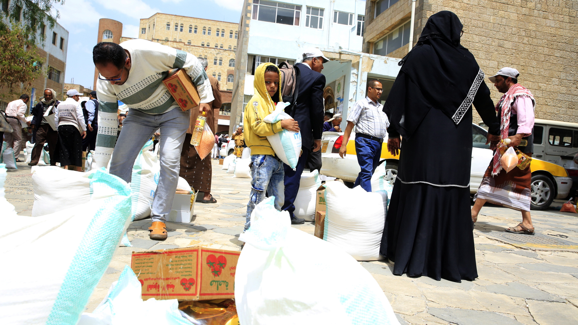 Lebensmittelausgabe an Bewohner von Sanaa. | EPA