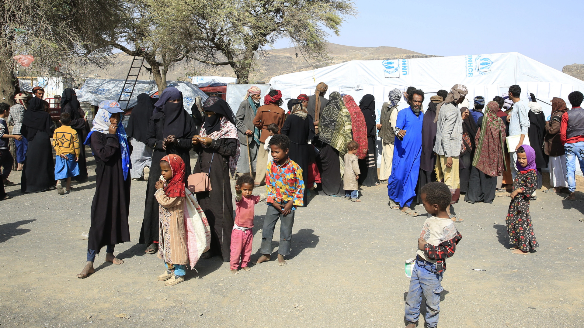Jemenitische Flüchtlinge stehen vor einem Zelt in einem Camp nahe Sanaa. | EPA