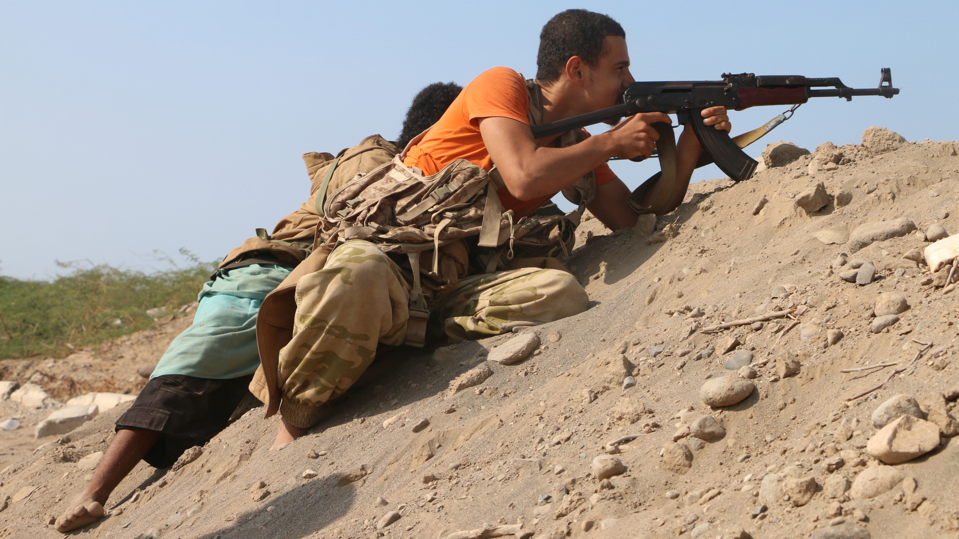 Anhänger der jemenitischen Regierungstruppen in Hudeida. Foto vom 10. Dezember dieses Jahres. | Bildquelle: NAJEEB ALMAHBOOBI/EPA-EFE/REX