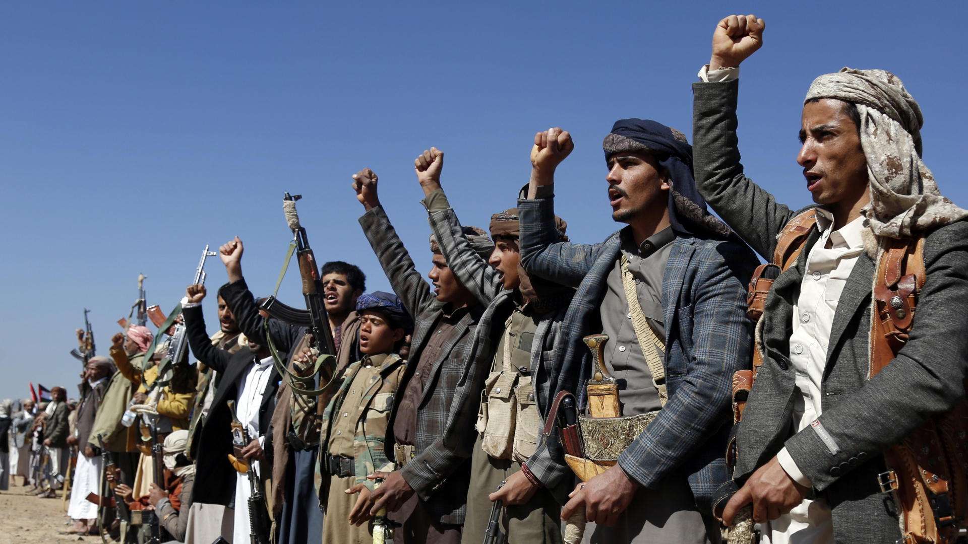 Huthi-Kämpfer und Stammesangehörige veranstalten in Sanaa (Jemen) eine Kundgebung gegen Angriffe der USA und Großbritanniens