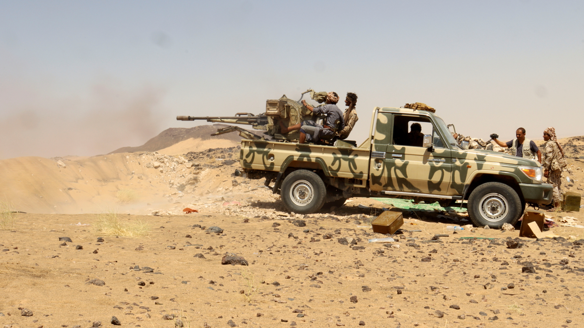 Jemenitische Regierungssoldaten feuern bei Marib von einem Pick-up auf Huthi-Rebellen