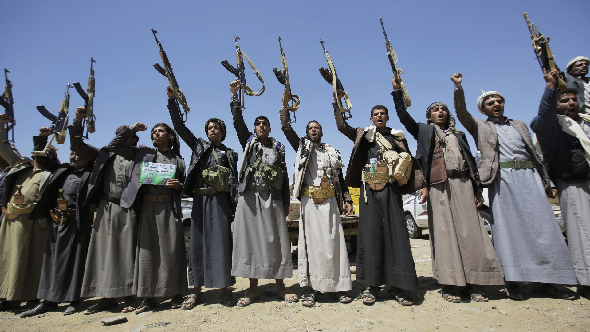 Schiitische Stammesangehörige heben ihre Waffen während einer Stammesversammlung zur Unterstützung der Huthi-Rebellen. Im Jemen hat das von Saudi-Arabien angeführte Militärbündnis für zwei Wochen eine einseitige Waffenruhe angekündigt.  | dpa