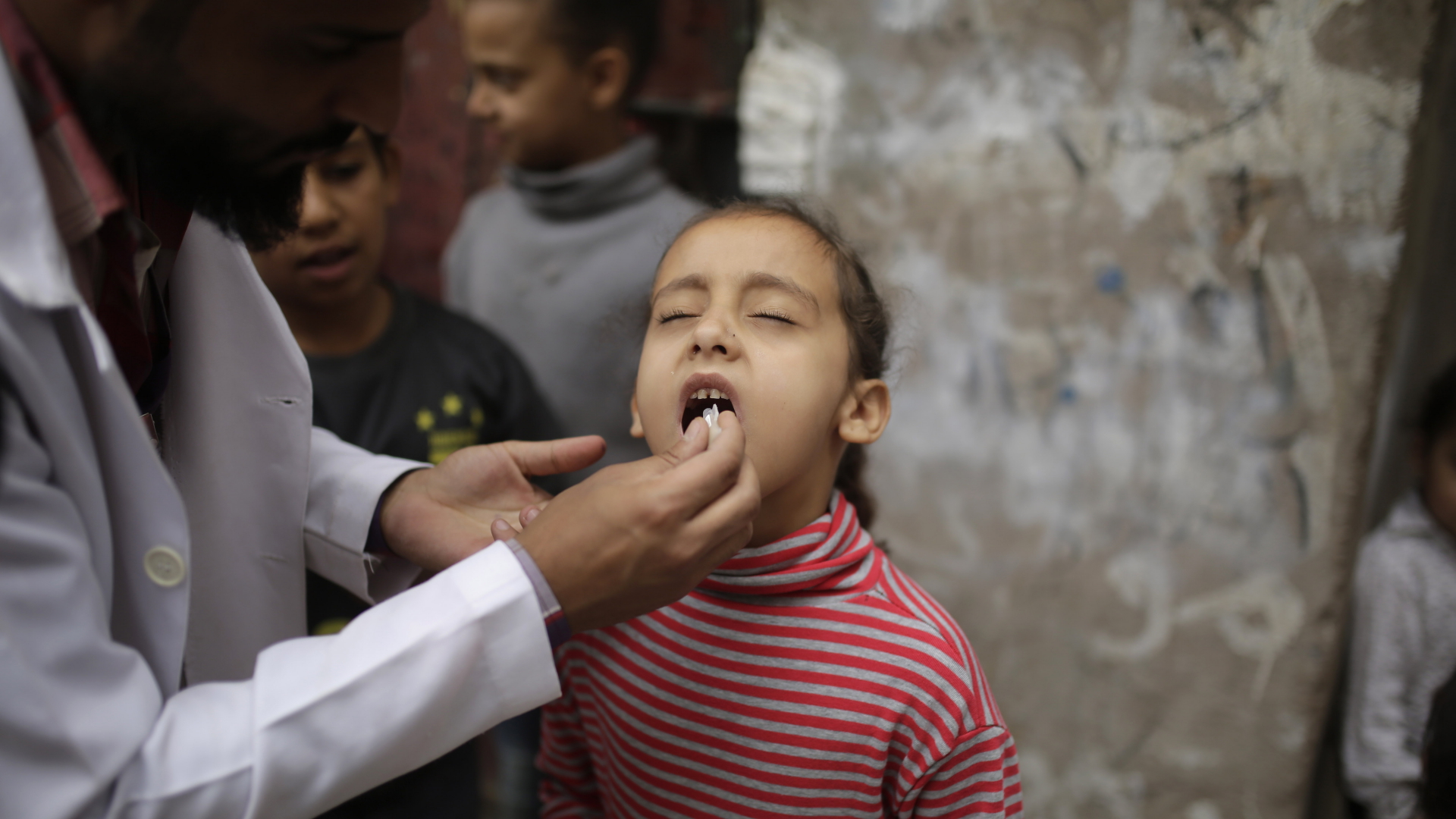 Ein Kind erhält von einem Arzt in Sanaa eine Cholera-Schluckimpfung. | dpa