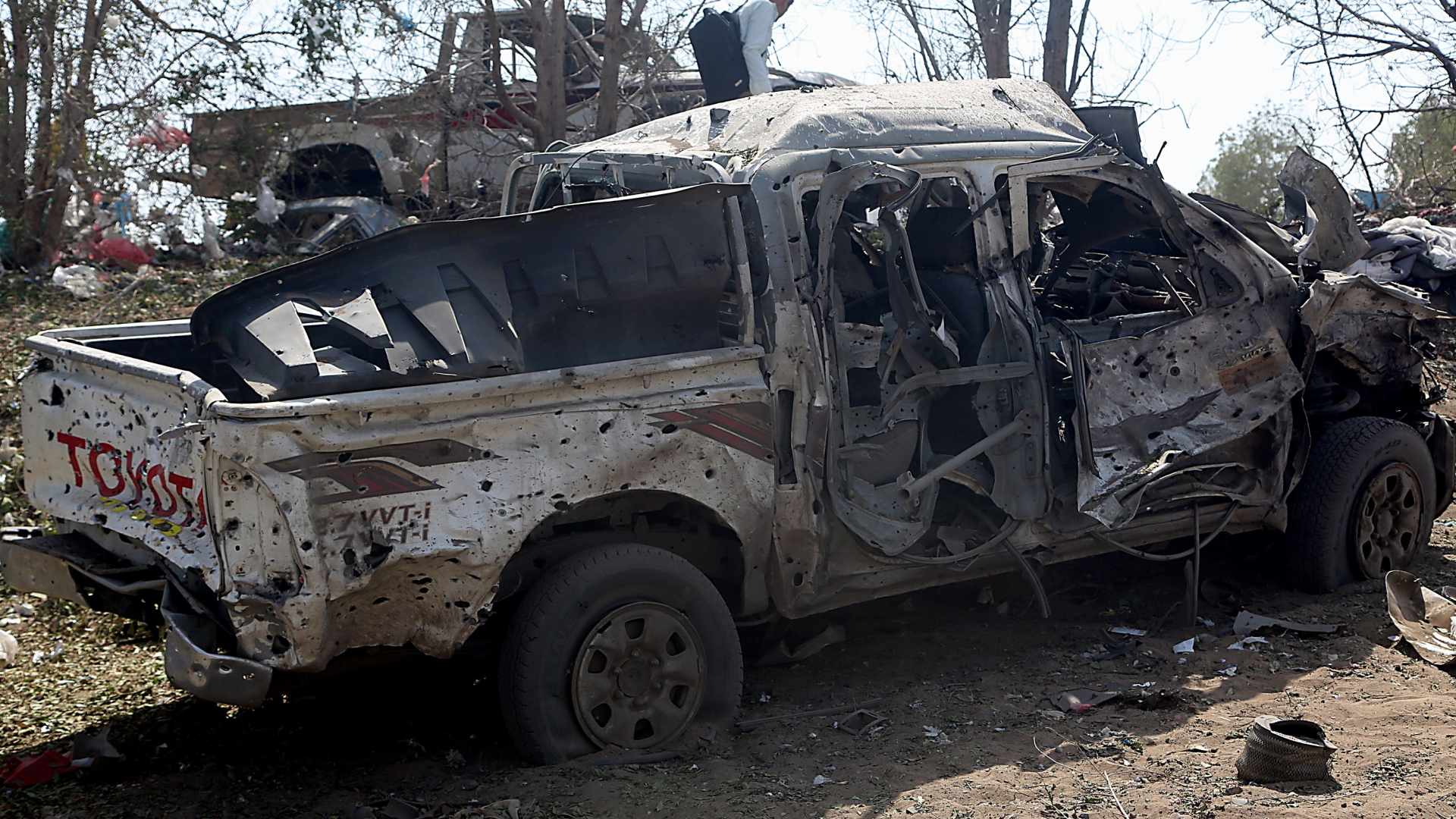 Ein ausgebranntes Auto, das nach Angaben von Anwohnern bei dem Luftangriff nahe Hodeida zerstört worden sein soll. | Bildquelle: AFP