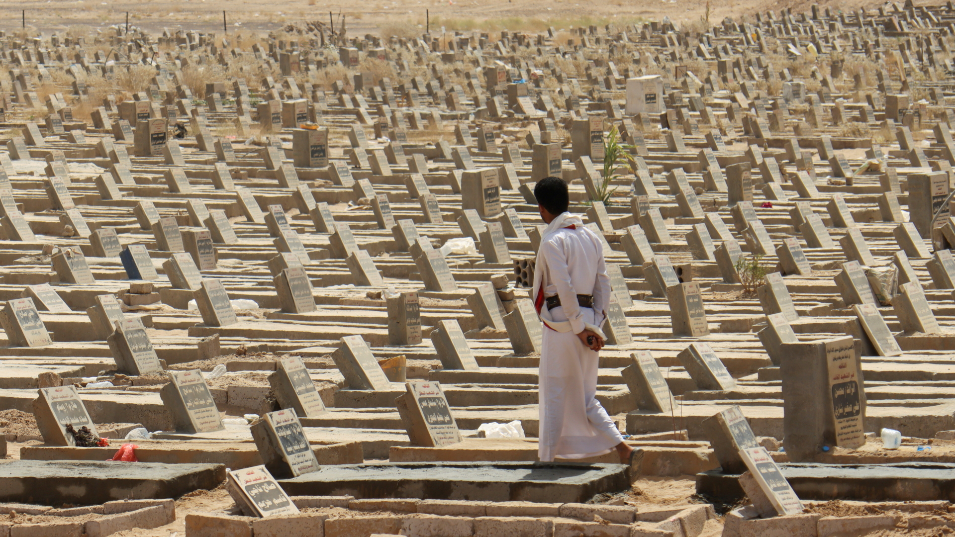 Ein Mann geht im umkämpften Marib über einen Friedhof. | REUTERS