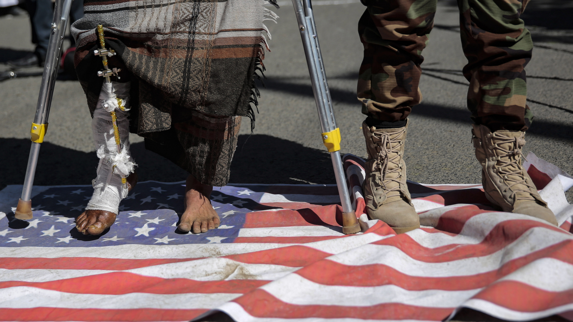 Huthi-Anhänger in der Hauptstadt Sanaa treten auf eine US-Flagge (Bild vom 18.01.2021). | dpa