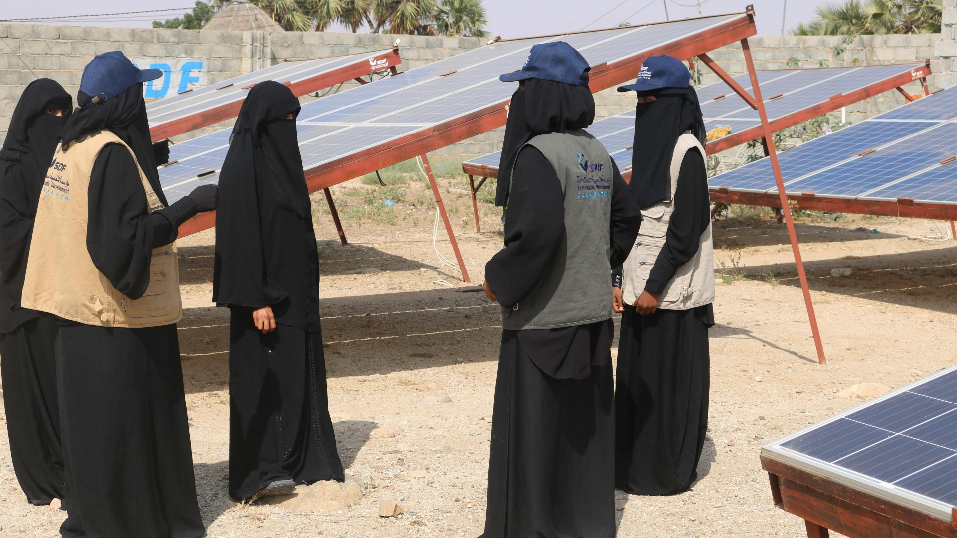 Ein jemenitisches Team wartet eine Solaranlage bei Sanaa, die auch vom UNDP unterstützt wird. | AFP