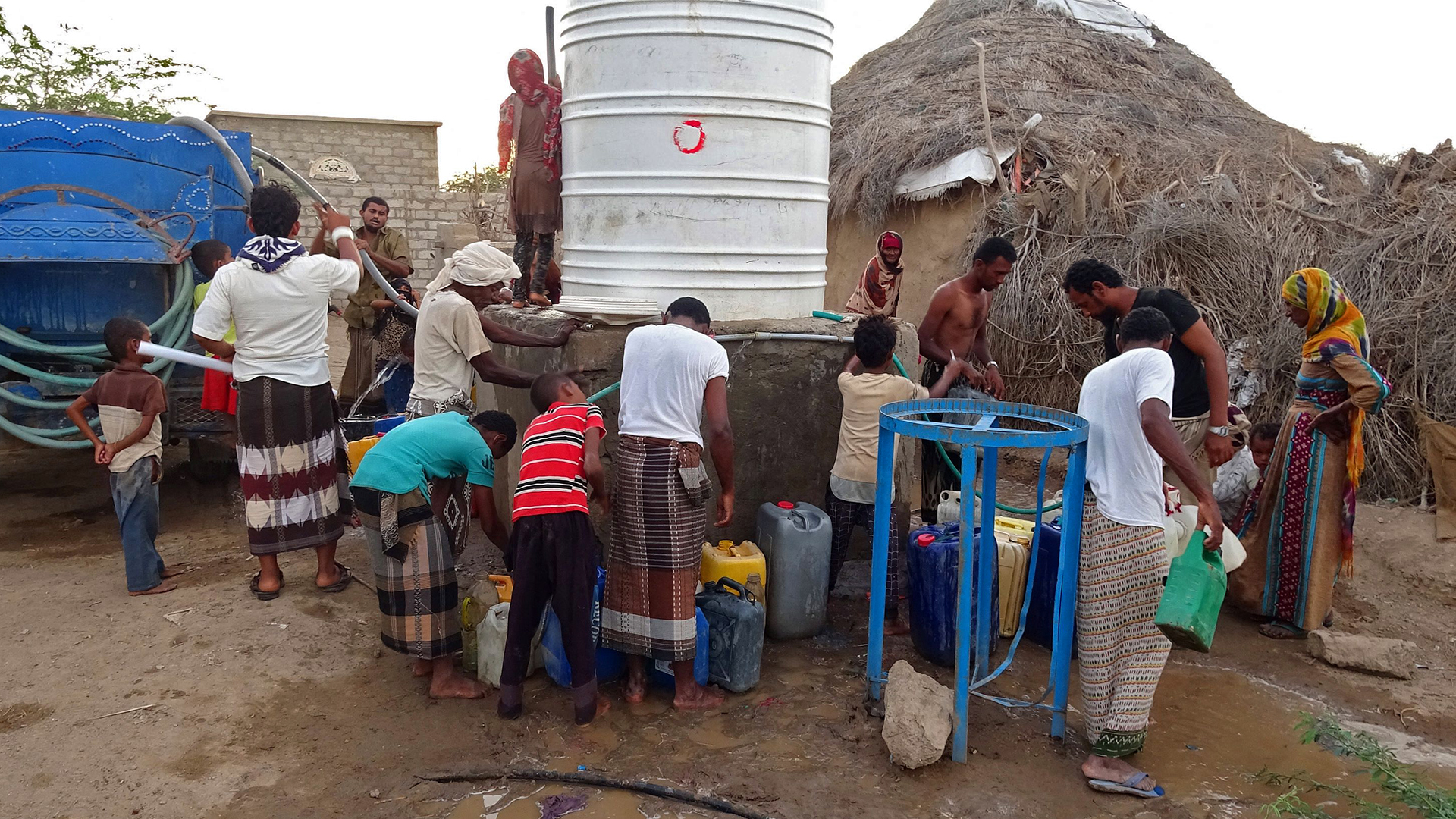 Jemeniten füllen Kanister mit Wasser in einem Lager für Binnenvertriebene. | AFP