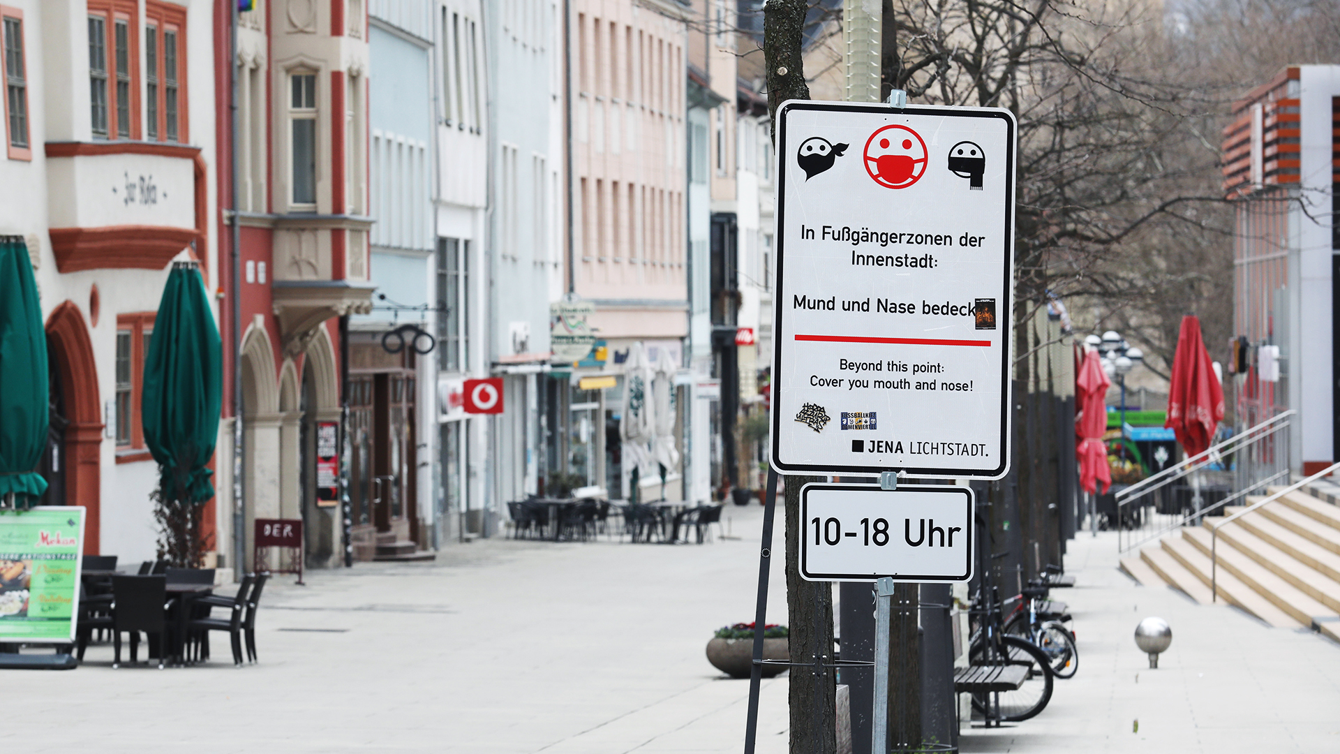 Ein Hinweisschild zur Maskenpflicht steht in der Fußgängerzone in der Innenstadt in Jena | dpa