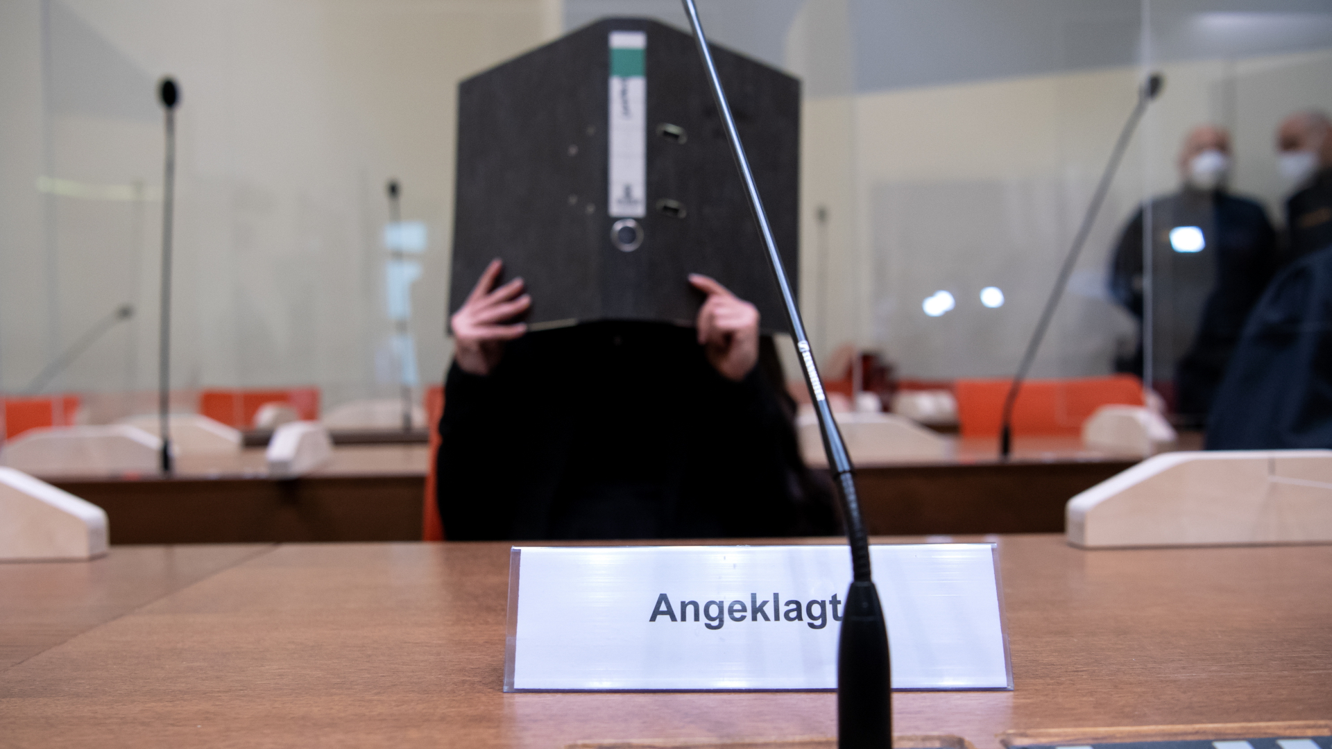 Die Angeklagte Jennifer W. sitzt vor Beginn der Verhandlung im Gerichtssaal des Oberlandesgerichts München. | dpa