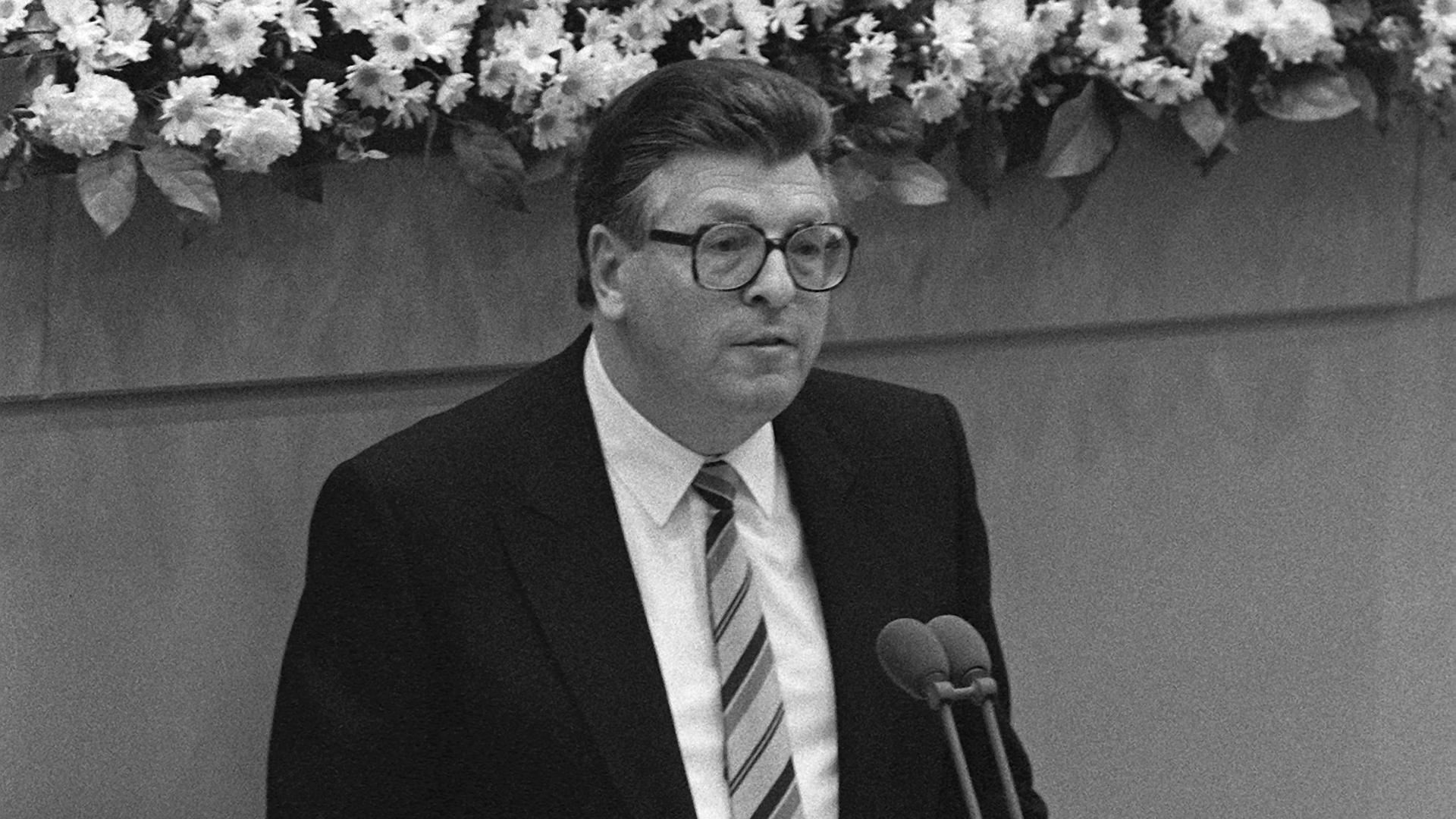 Philipp Jenninger bei seiner Rede am 9. November 1988 | Bildquelle: picture alliance / Martin Athens