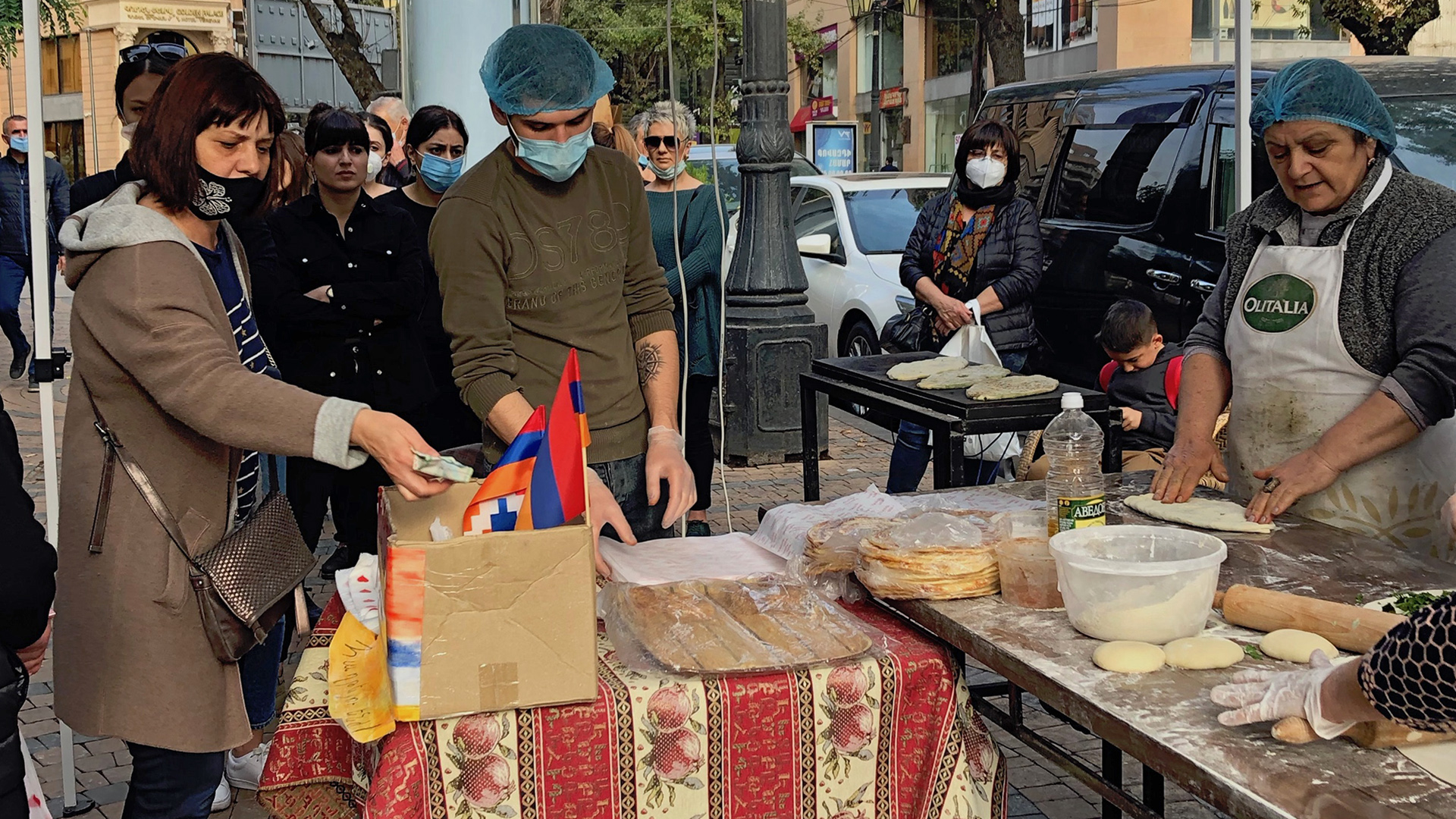 Geflüchtete aus Bergkarabach verkaufen in Jerewan Fladenbrot und finanzieren damit Unterstützung. | Silvia Stöber
