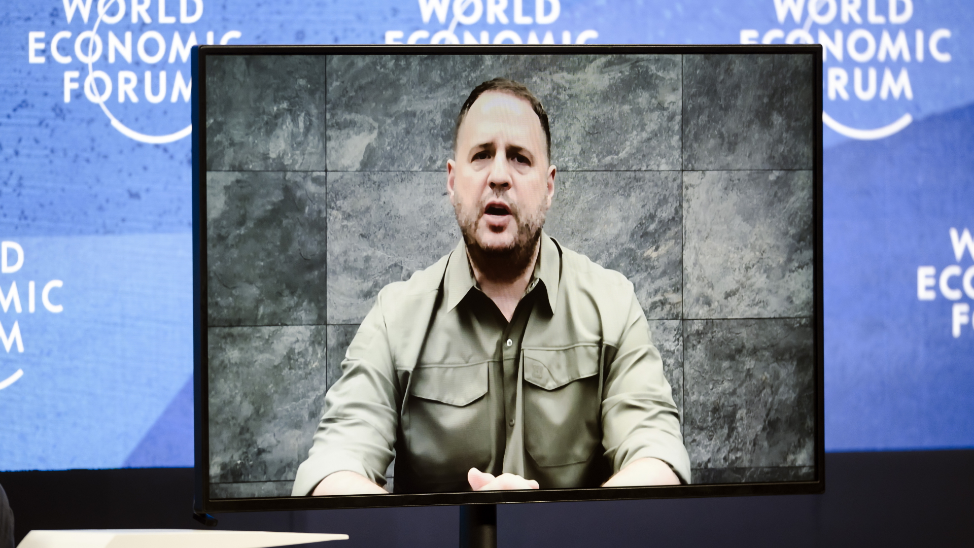 Andrij Jermak ist während einer Rede beim Weltwirtschaftsforums in Davos (Schweiz) auf einem Bildschirm zu sehen. | dpa