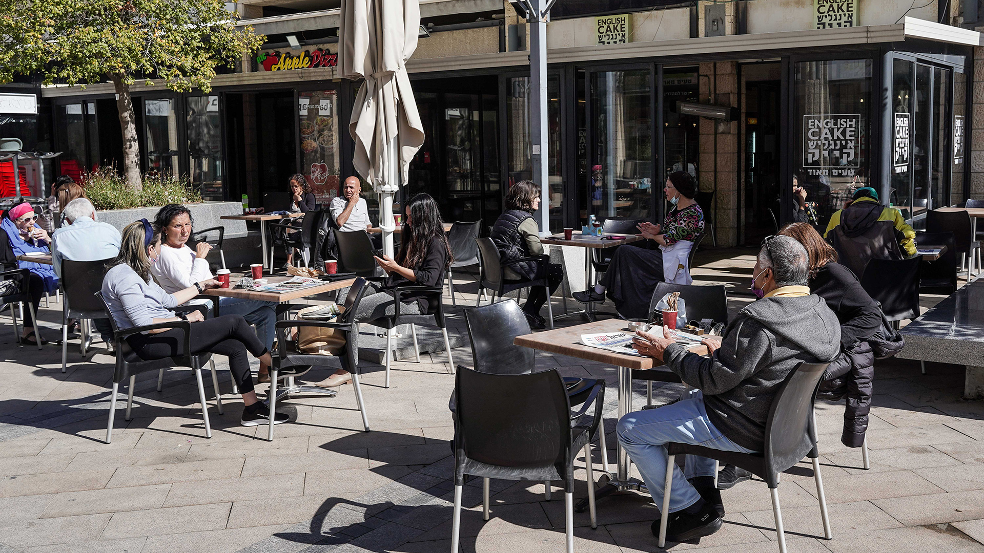 Menschen sitzen an Tischen in einem Café in der Sonne, Jerusalem, Israel. | dpa