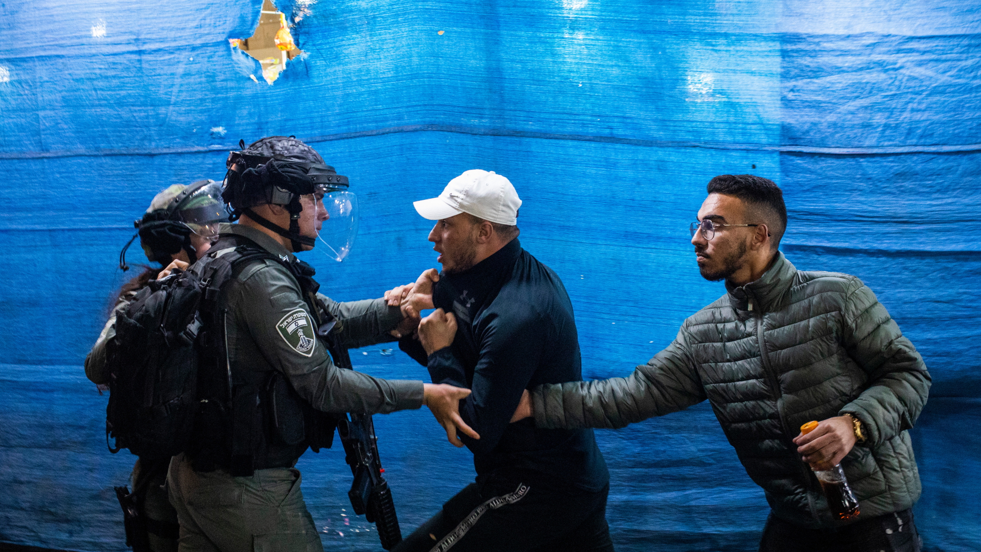 Ein Demonstranten in Jerusalem wird von Israelischen Sicherheitskräften verhaftet | dpa