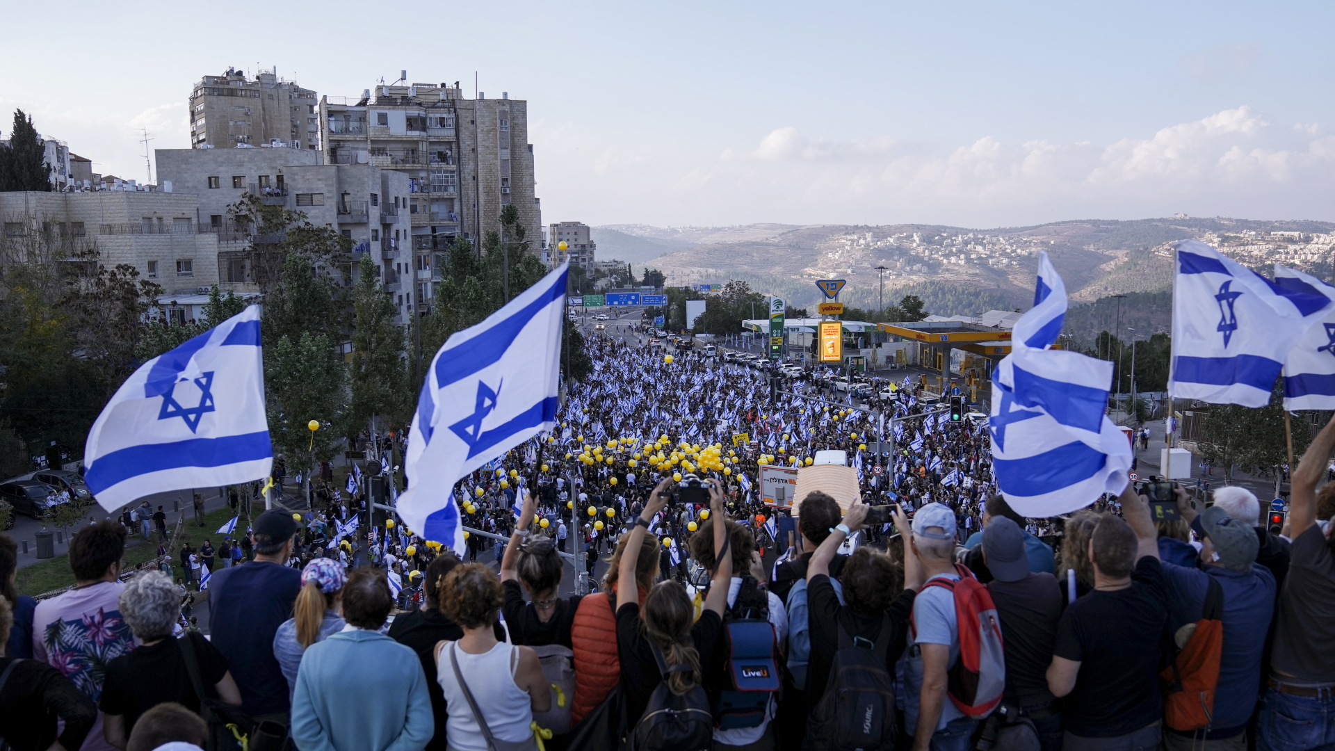 Angehörige und Unterstützer der israelischen Geiseln, die von der Hamas festgehalten werden, beenden die letzte Etappe eines fünftägigen "Marsch für die Geiseln" in Jerusalem.