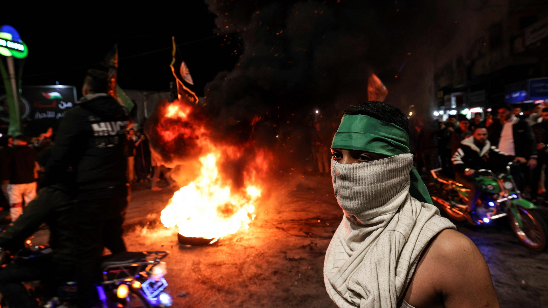 Palästinenser feiern in Gaza-Stadt, nachdem ein palästinensischer Bewaffneter vor einer Synagoge in Ost-Jerusalem Schüsse abgegeben hat.