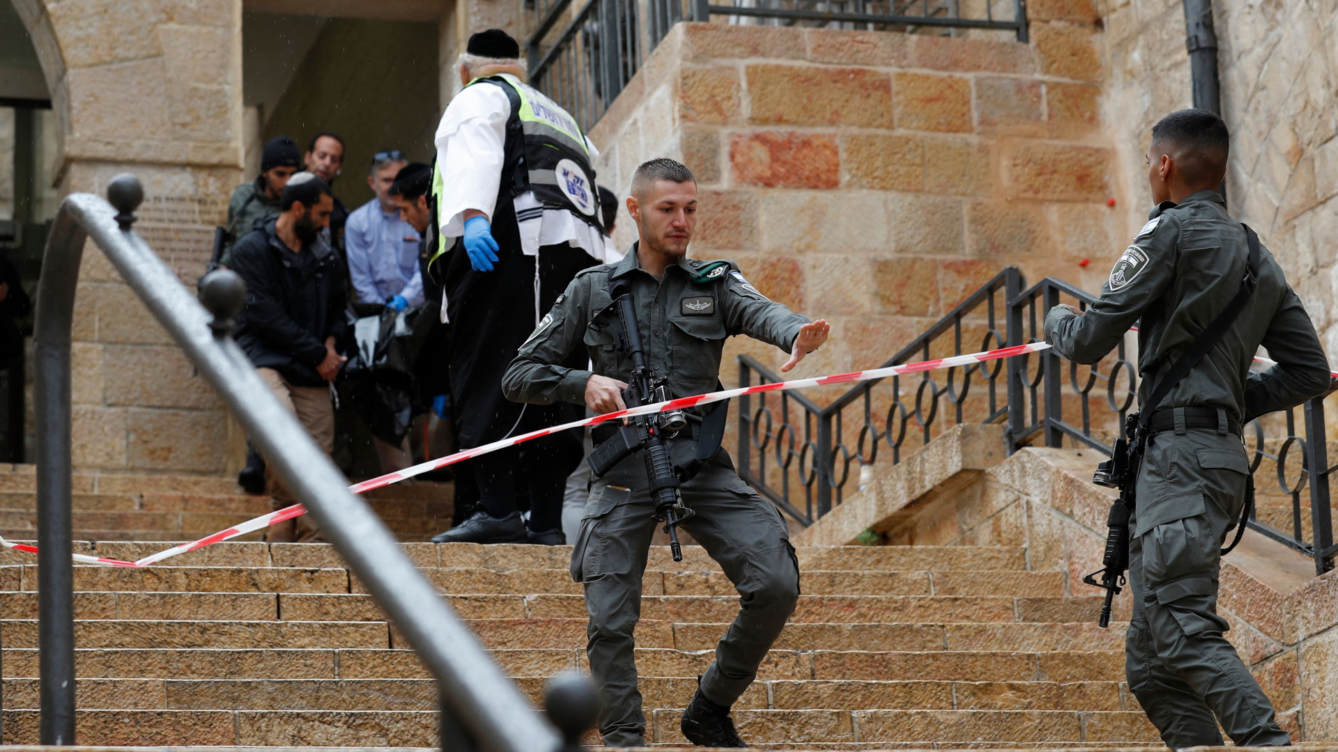 Polizei sichert den Anschlagsort in Jerusalem ab. | AFP
