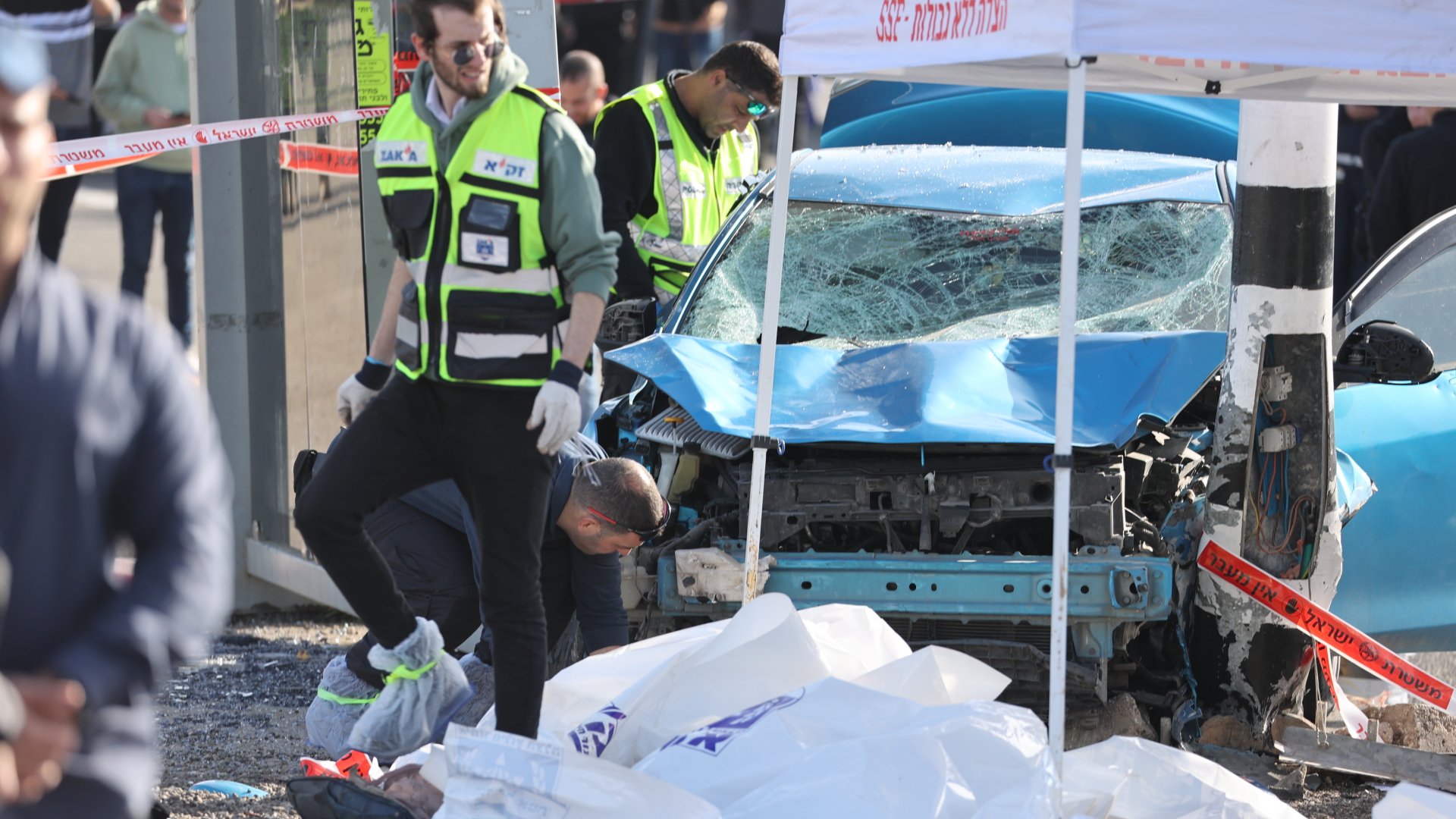 Rettungskräfte an einer Bushaltestelle in Jerusalem, wo ein Auto in eine Menschenansammlung fuhr. | dpa